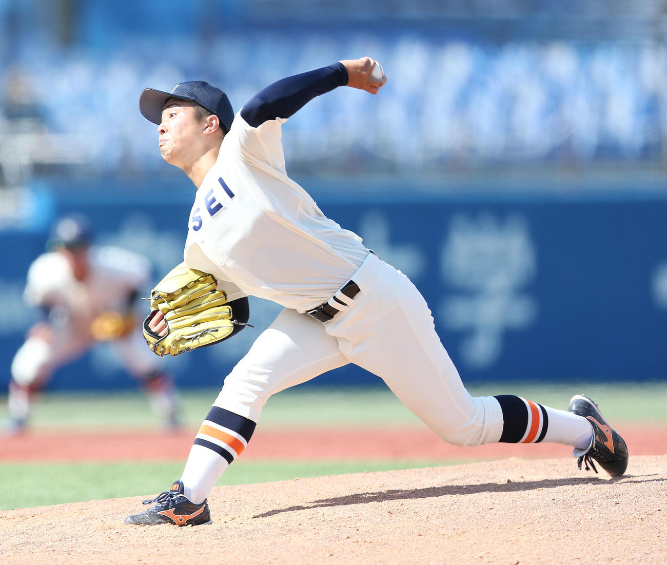 法大対明大　力投する法大2番手の吉鶴（撮影・宮地輝）