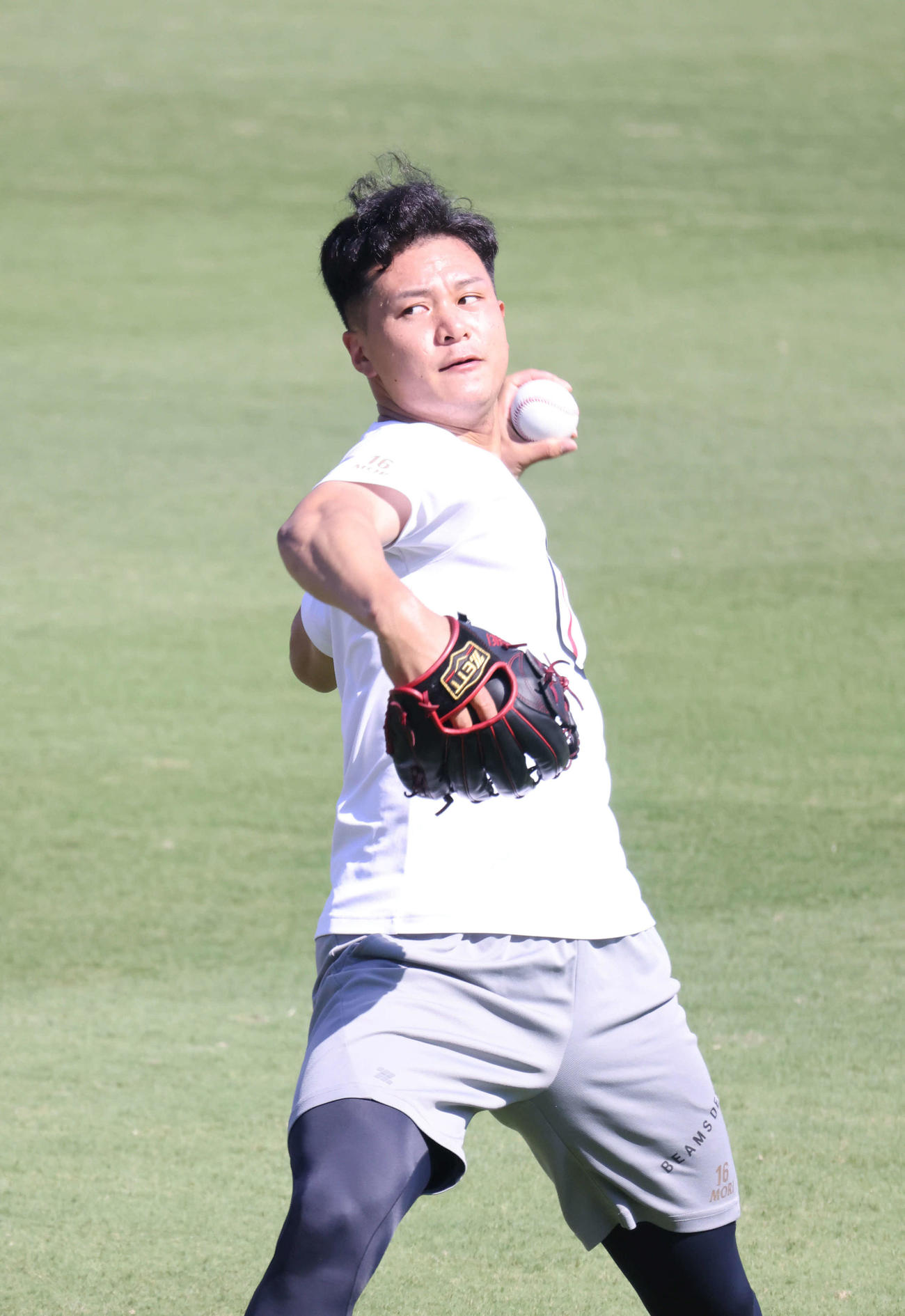 広島投手指名練習　キャッチボールをする森（撮影・加藤孝規）