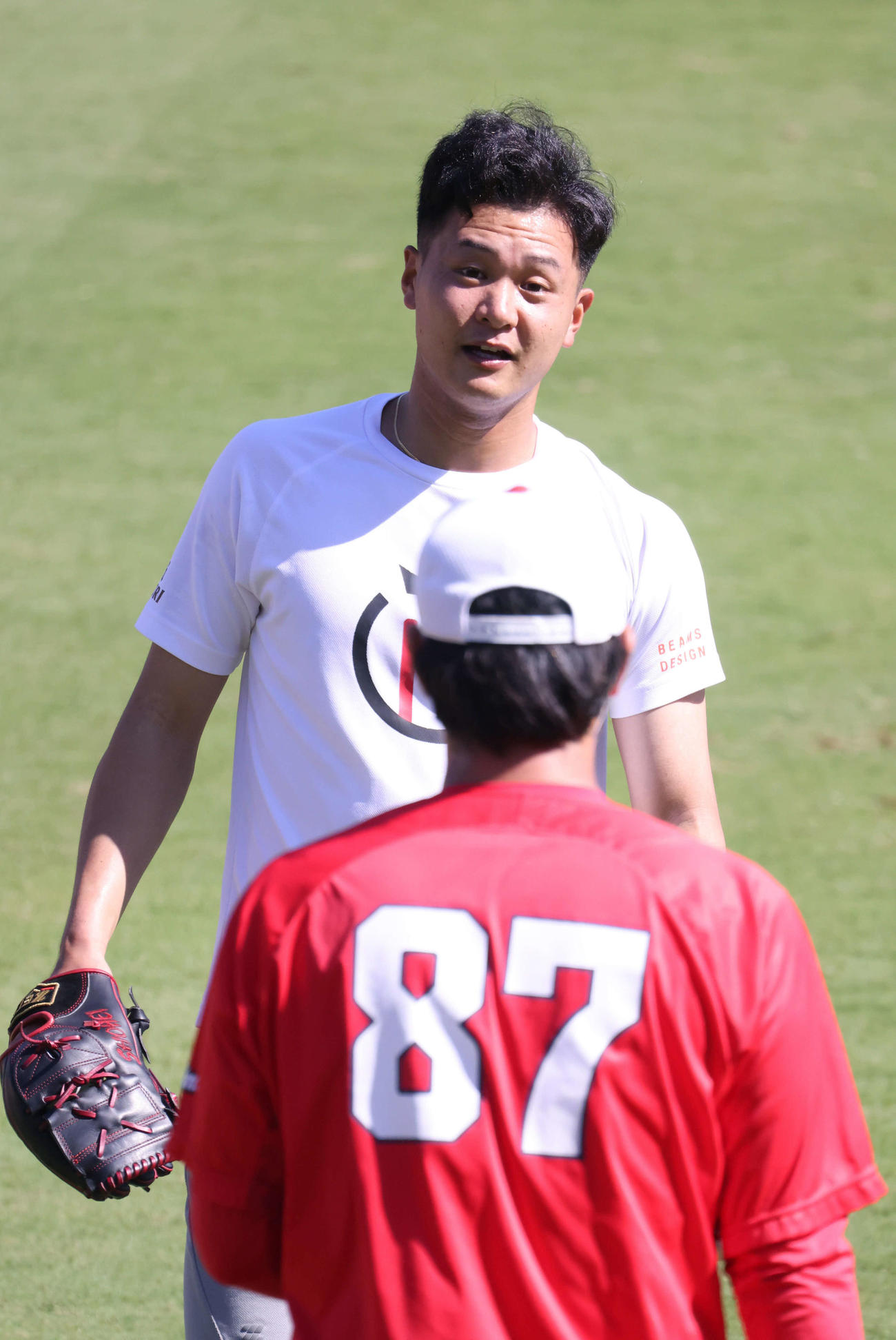 広島投手指名練習　高橋コーチと話す森（撮影・加藤孝規）