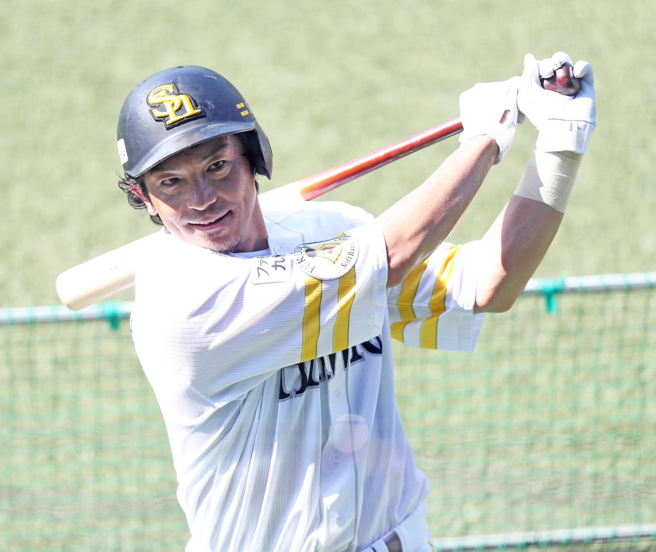 ソフトバンク対中日　試合前の全体練習でティー打撃をする松田（撮影・屋方直哉）
