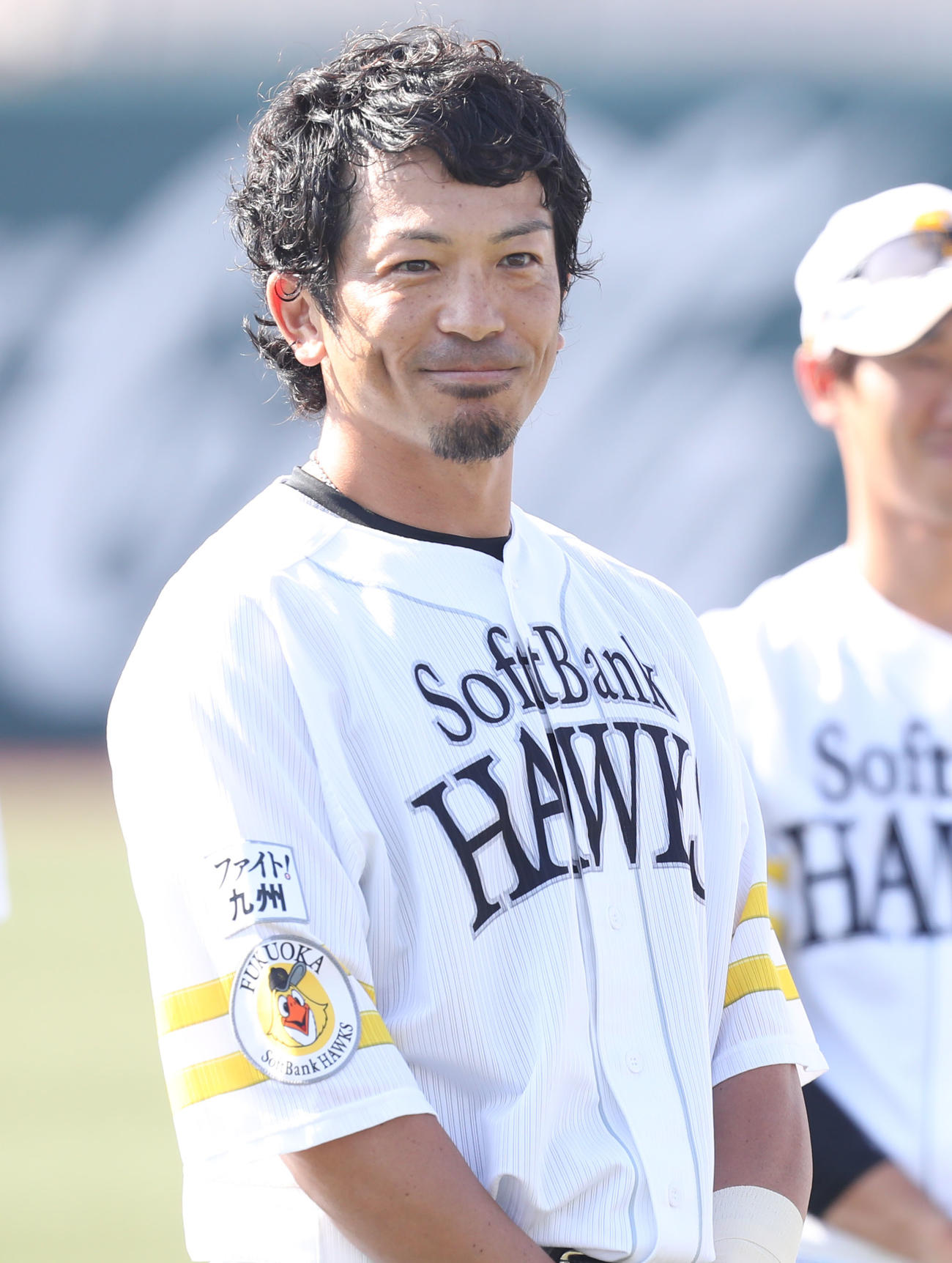 ソフトバンク対中日　練習前にナインにあいさつをする松田（撮影・屋方直哉）