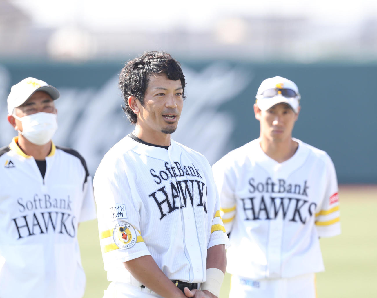 ソフトバンク対中日　練習前にナインにあいさつをする松田（撮影・屋方直哉）