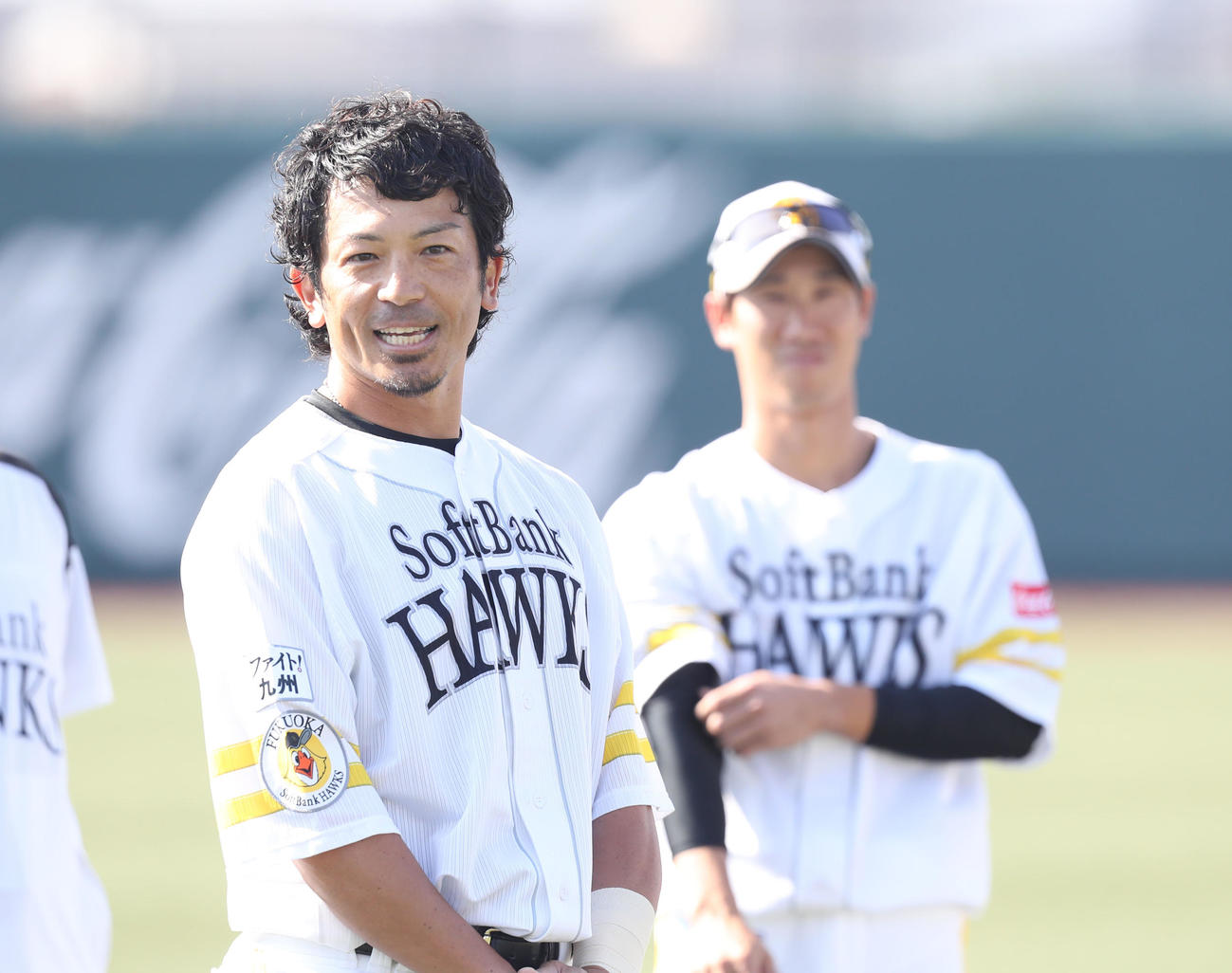 ソフトバンク対中日　練習前にナインにあいさつをする松田（撮影・屋方直哉）