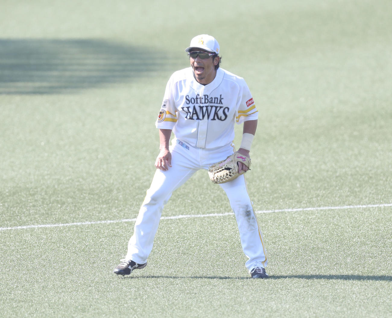 ソフトバンク対中日　試合前の全体練習で声を出す松田（撮影・屋方直哉）