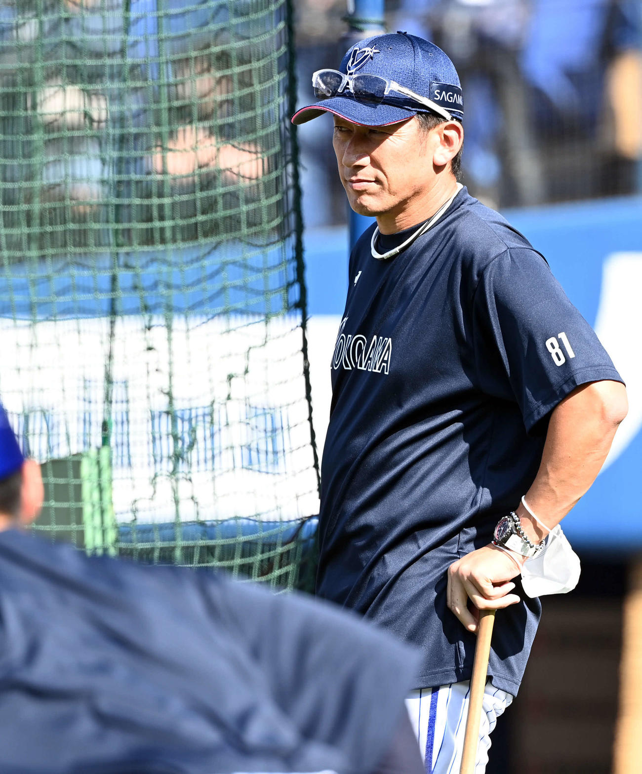 試合前練習を見るDeNA三浦監督（撮影・たえ見朱実）