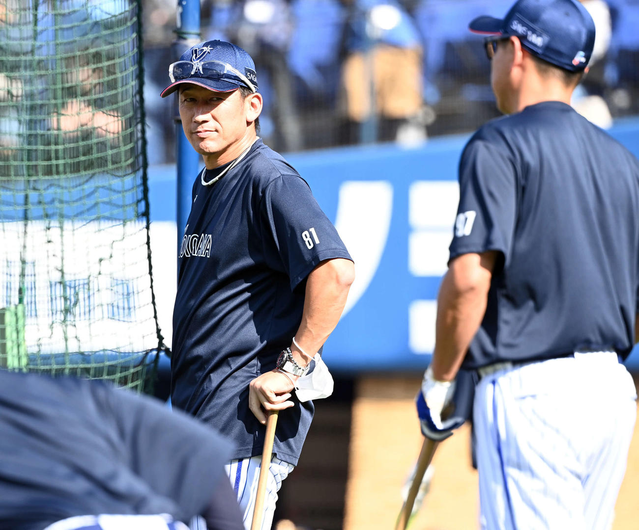試合前練習を見るDeNA三浦監督（撮影・たえ見朱実）