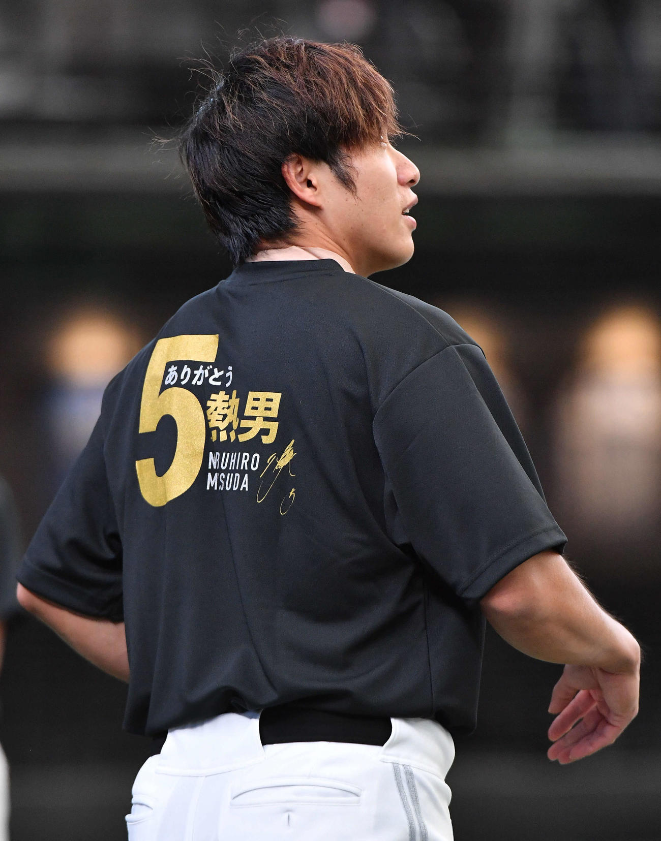 西武対ソフトバンク　昨日の守備で途中交代した柳田の首にはテーピングが巻かれる（撮影・岩下翔太）