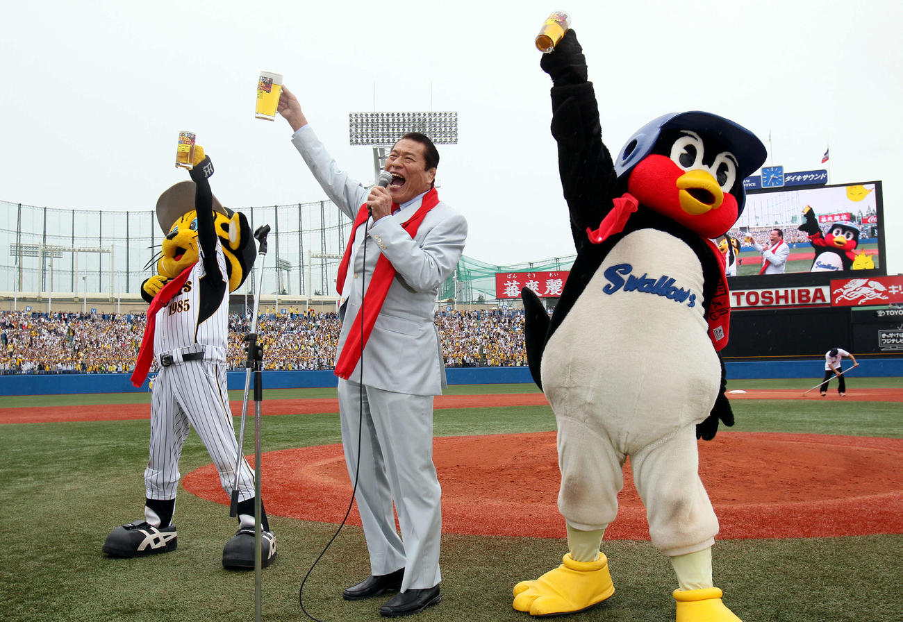 10年6月、「みんなでカンパイ　ギネス記録挑戦」イベントでトラッキー（左）、つば九郎（右）と「イチ、ニー、サーン、かんぱーい」とスタンドのファンと乾杯
