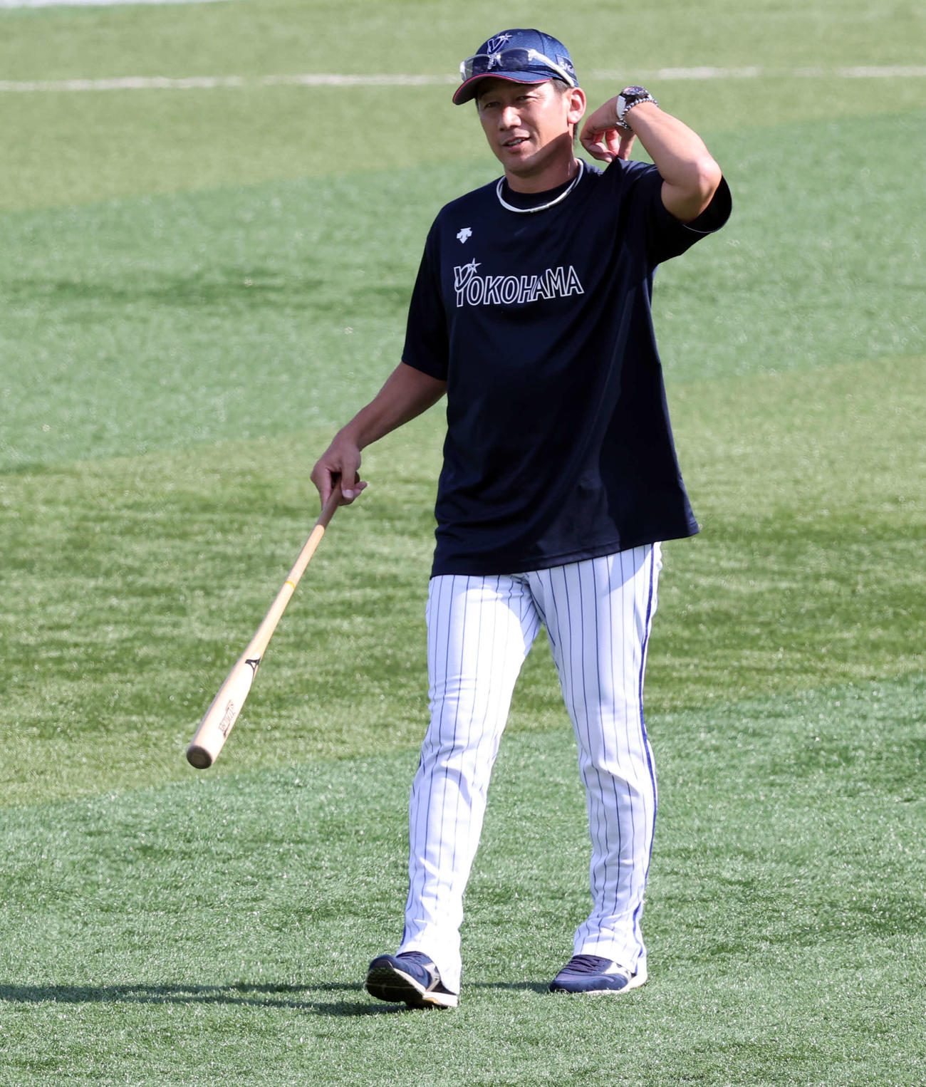 DeNA対巨人　試合前練習を歩きながら見つめるDeNA三浦監督（撮影・浅見桂子）