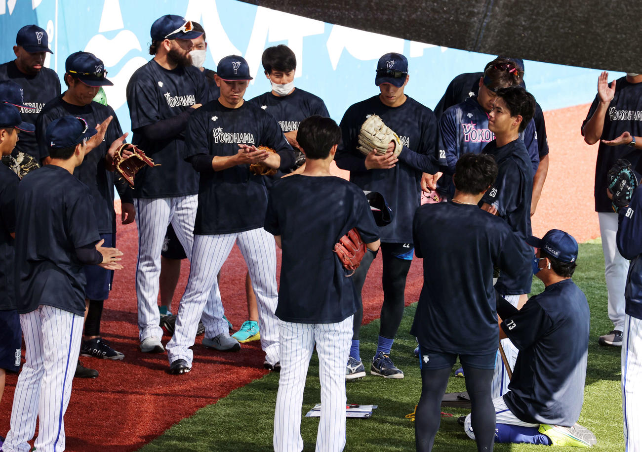 DeNA対巨人　試合前練習で、1軍合流したDeNA坂本（右）はあいさつする（撮影・浅見桂子）