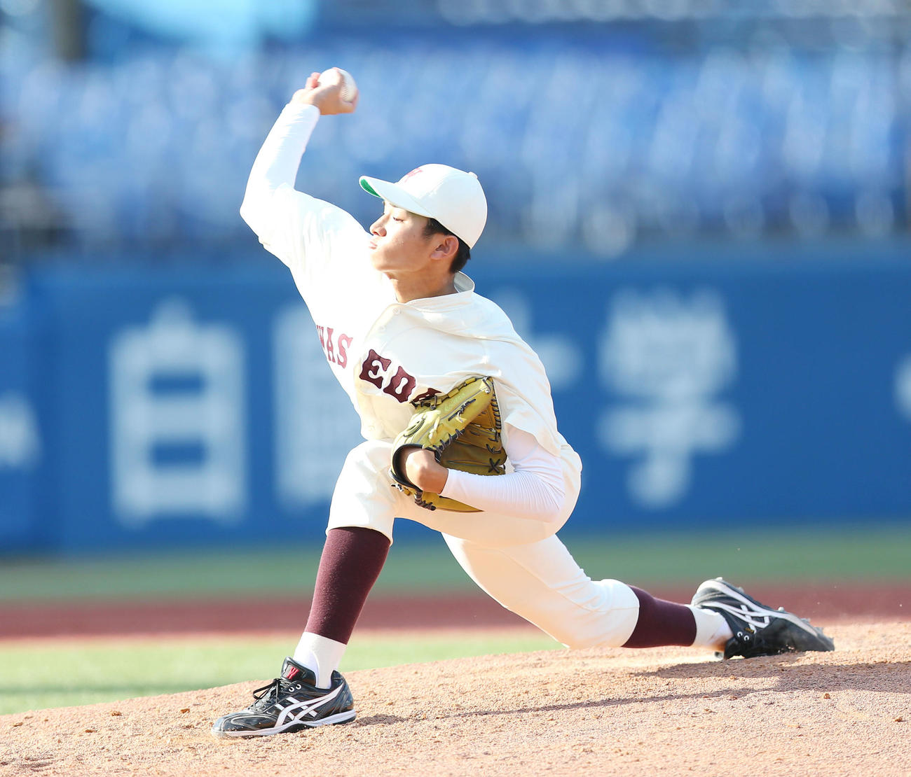 早大対東大　力投する早大先発の加藤（撮影・宮地輝）