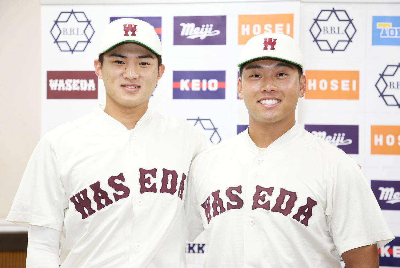 早大対東大　勝利に貢献し笑顔で記念撮影する早大・加藤（左）と蛭間（撮影・宮地輝）