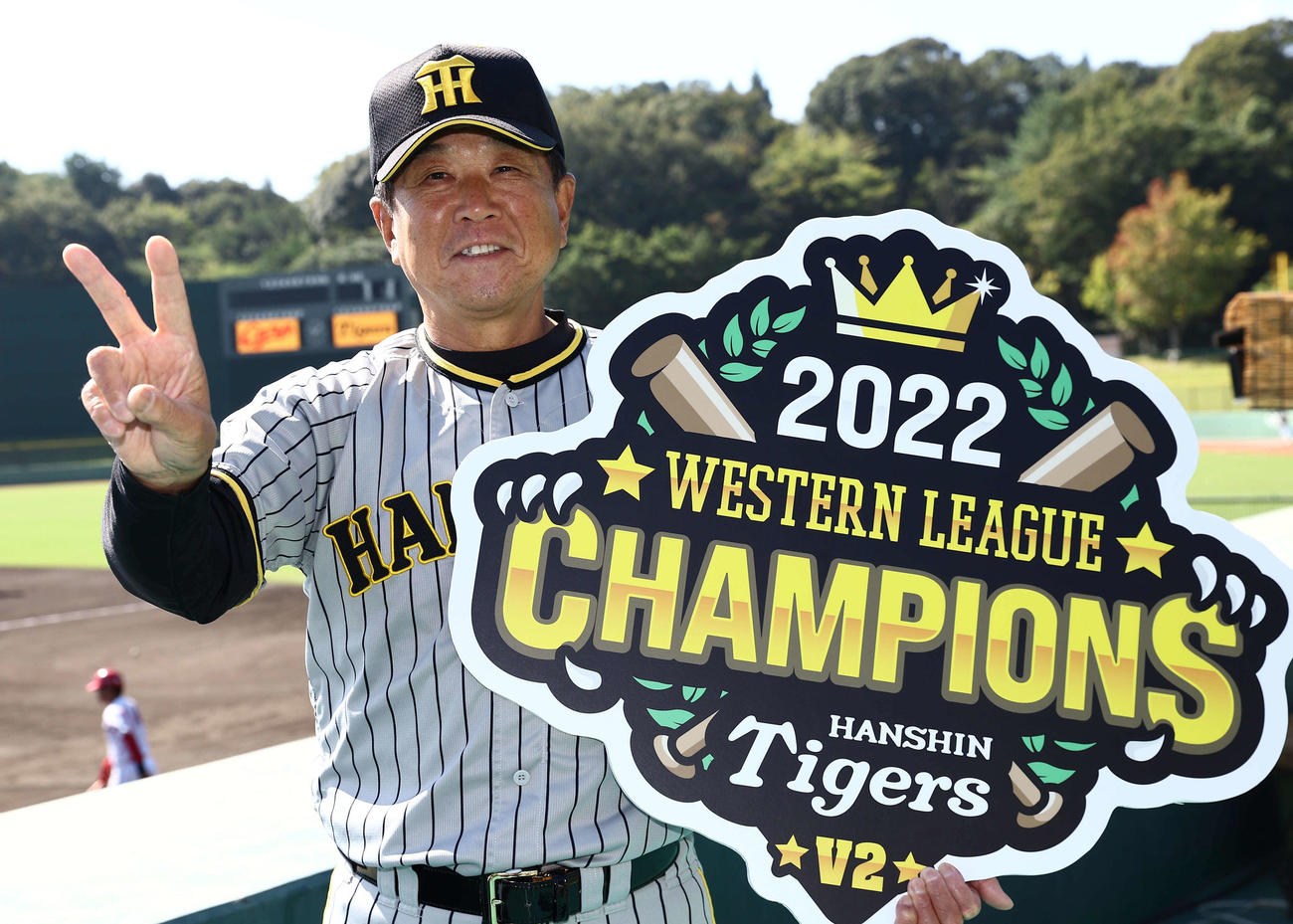 ウエスタンリーグV2を達成した平田2軍監督は優勝パネルを手に笑顔を見せる（撮影・上田博志）