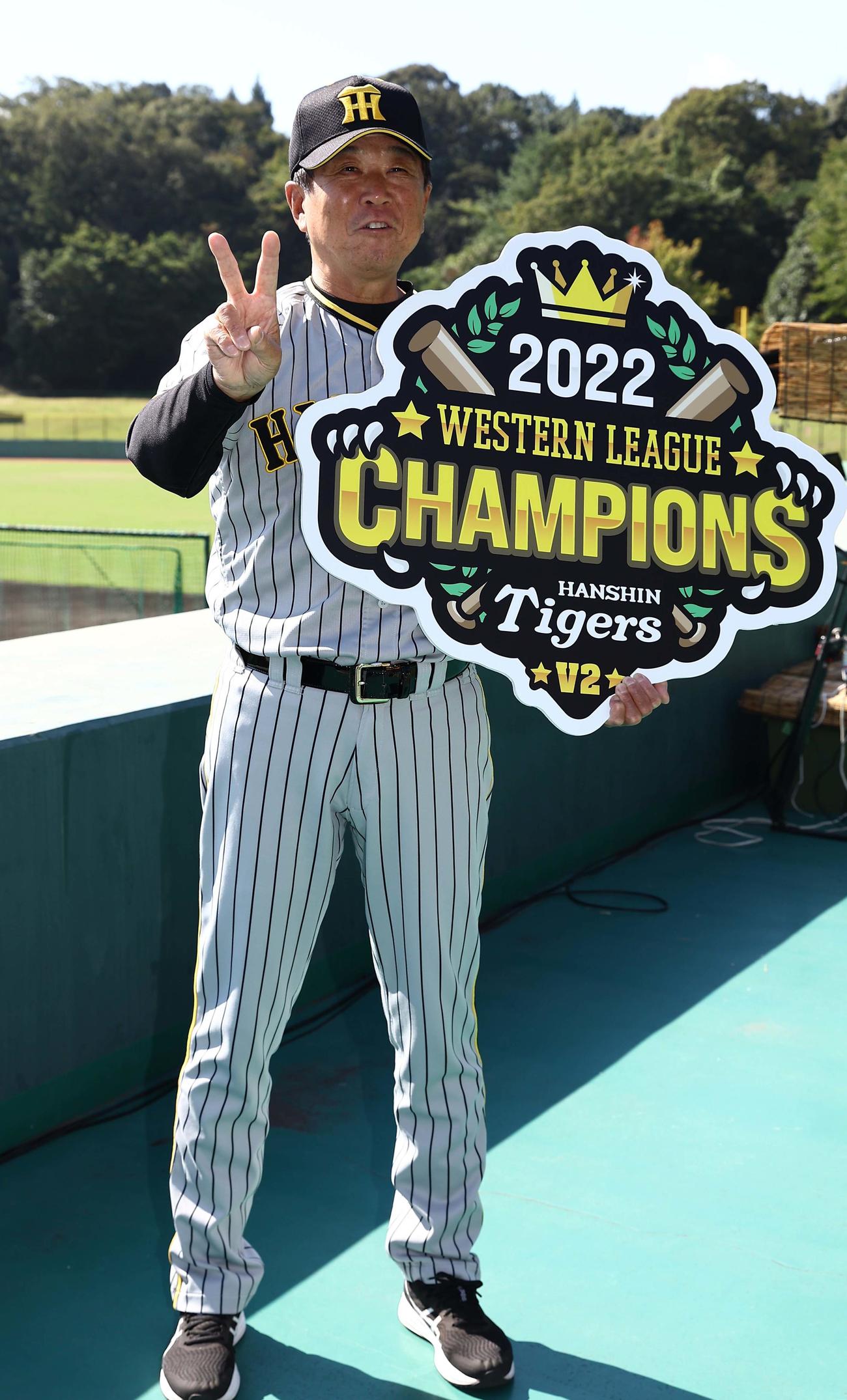 ウエスタンリーグV2を達成した平田2軍監督は優勝パネルを手に笑顔を見せる（撮影・上田博志）