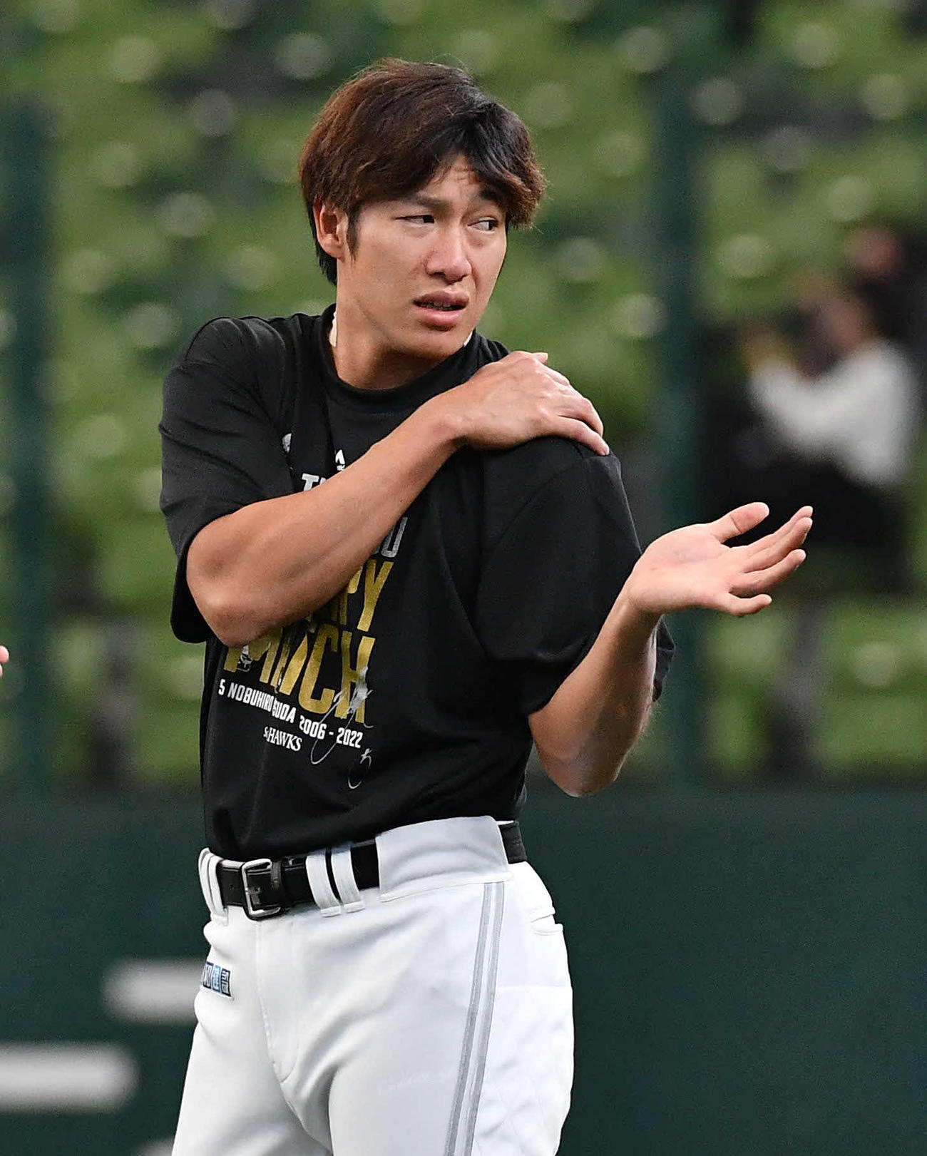 西武対ソフトバンク　肩を手で押さえながらウオーミングアップを行う柳田（撮影・岩下翔太）
