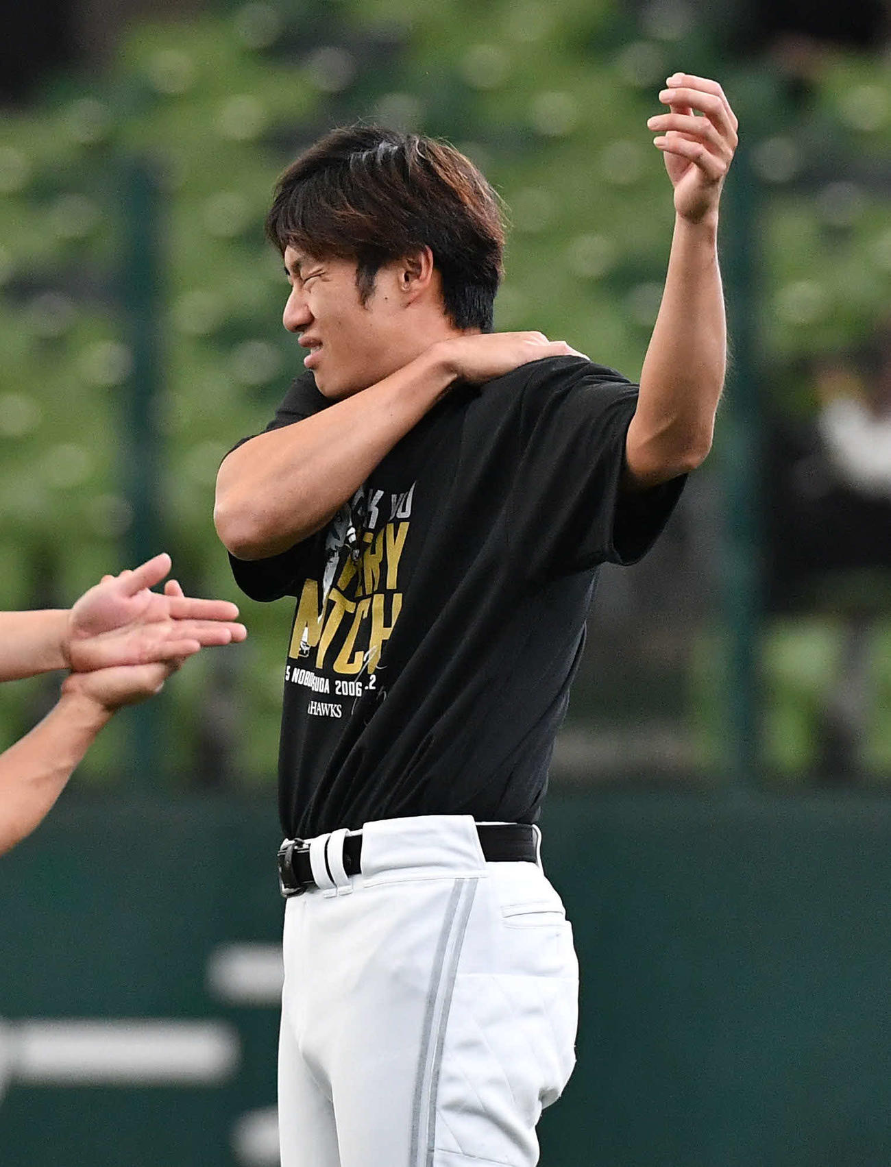 西武対ソフトバンク　肩を手で押さえながら顔をゆがめる柳田（撮影・岩下翔太）