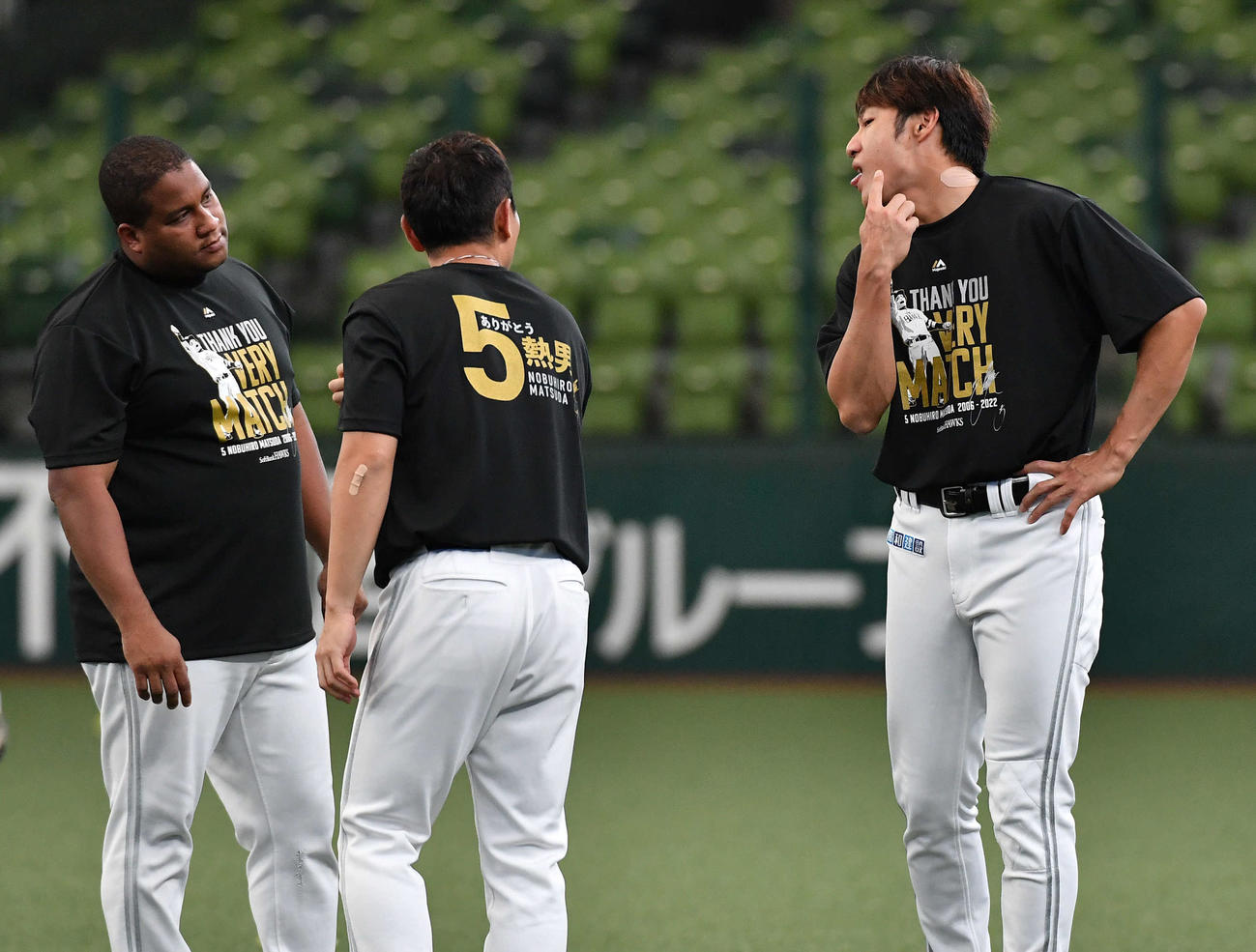 西武対ソフトバンク　顔を指さしながらデスパイネ（左）、中村晃（中央）と話す柳田（撮影・岩下翔太）