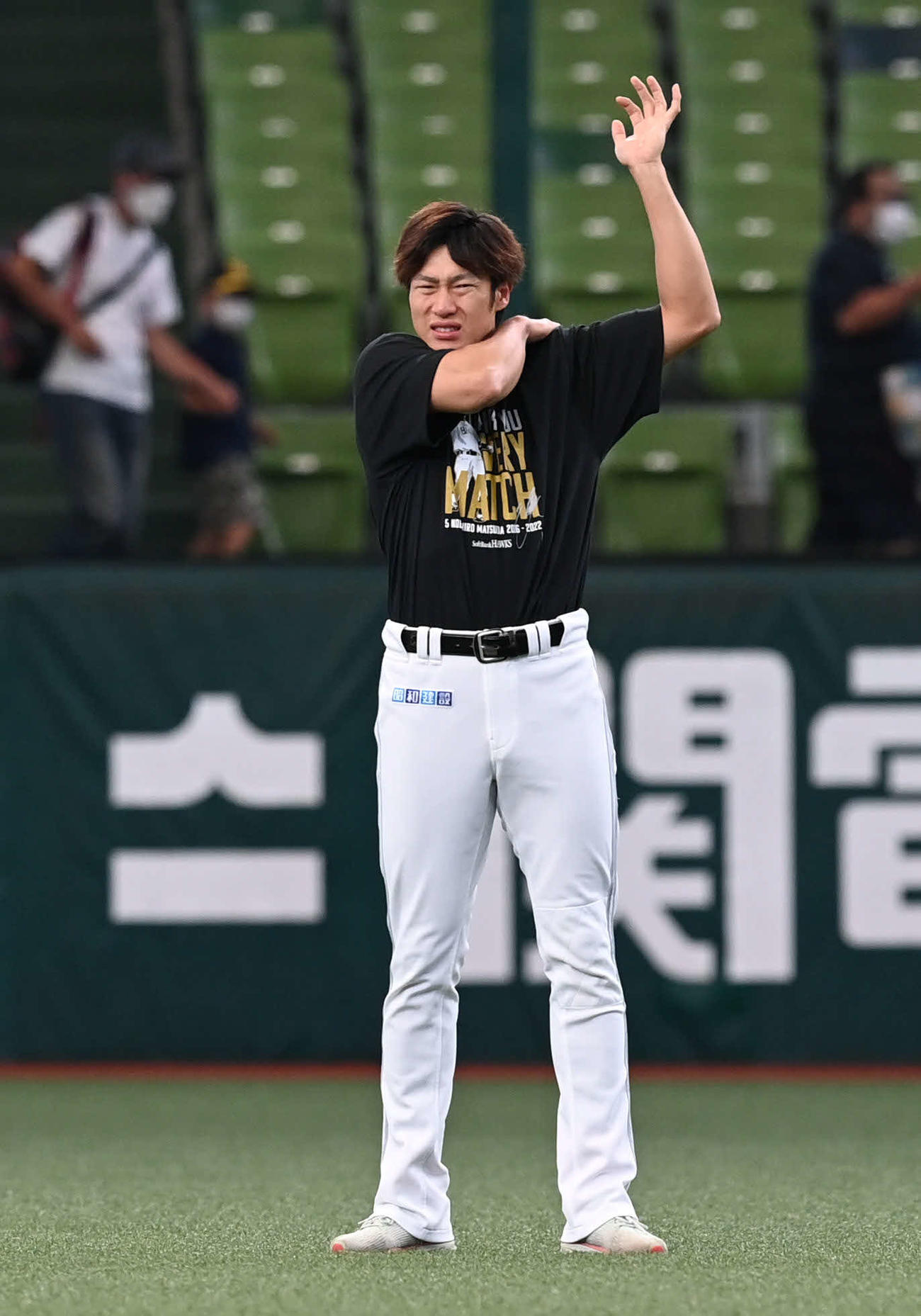 西武対ソフトバンク　試合前の練習中にストレッチするソフトバンク柳田（撮影・山崎安昭）