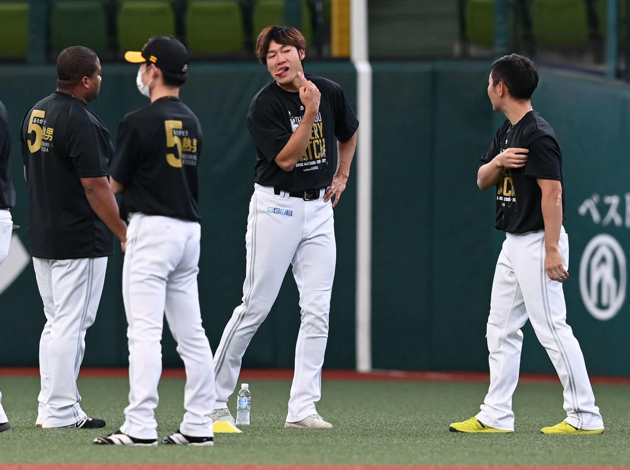 西武対ソフトバンク　試合前の練習中にチームメートと言葉をかわすソフトバンク柳田（右から2人目）（撮影・山崎安昭）
