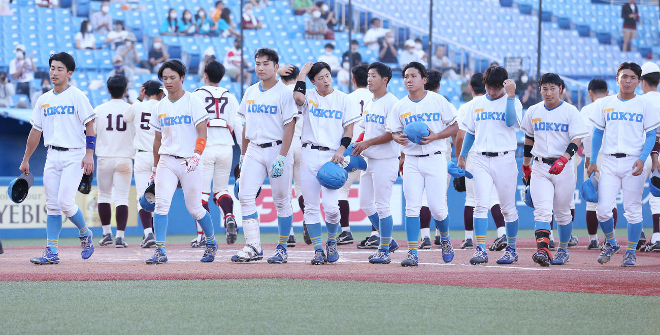 早大対東大　早大に敗れ悔しさをにじます東大の選手たち（撮影・宮地輝）