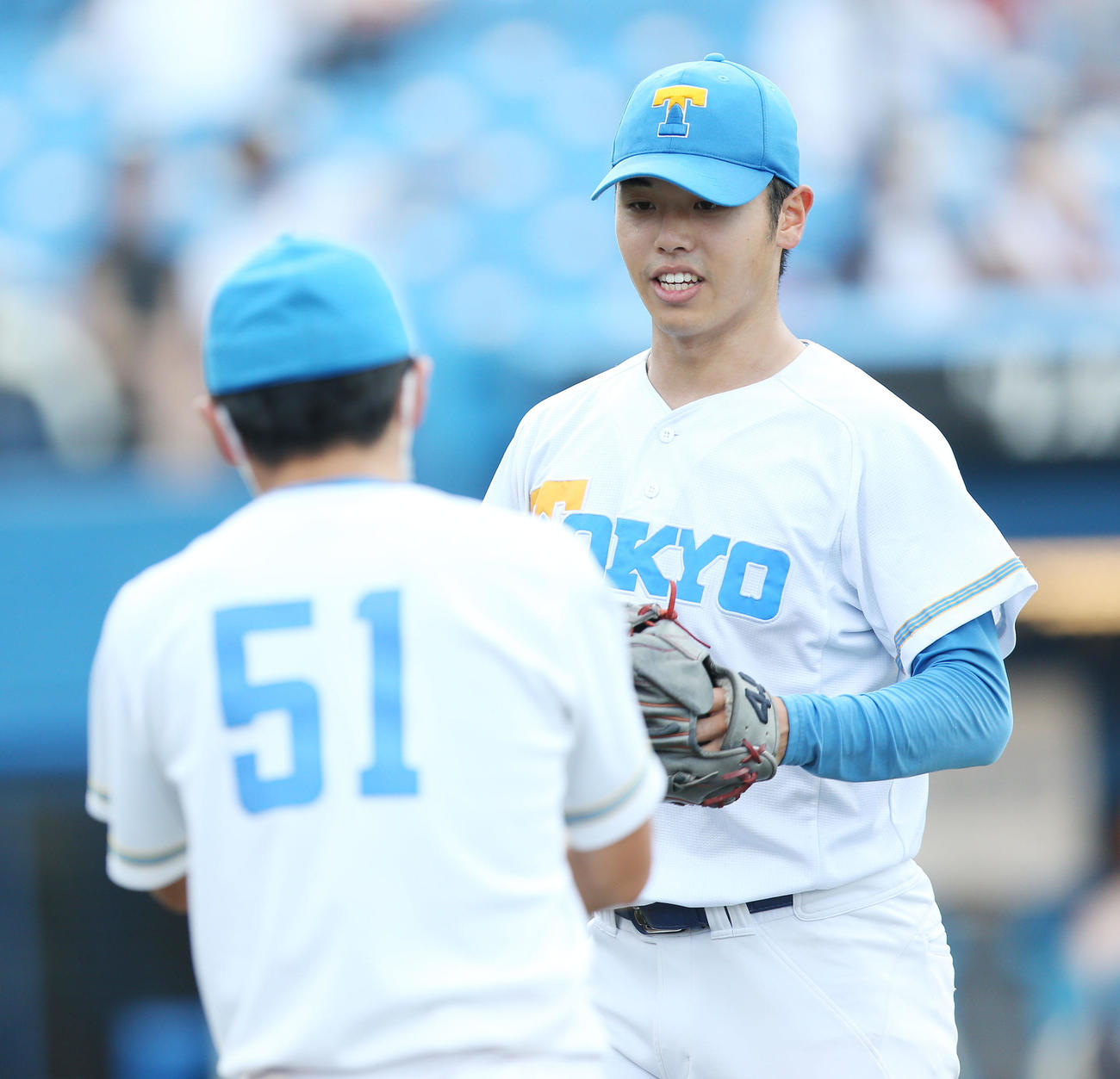 早大対東大　5回早大を無失点に抑え東大・島袋（左）とタッチを交わす井澤（撮影・宮地輝）