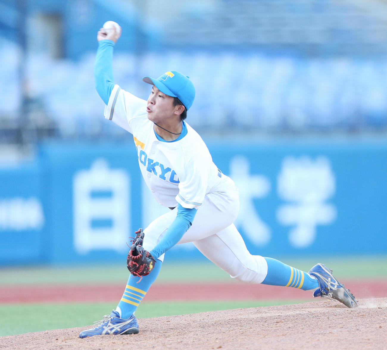 早大対東大　力投する東大2番手の松岡由（撮影・宮地輝）