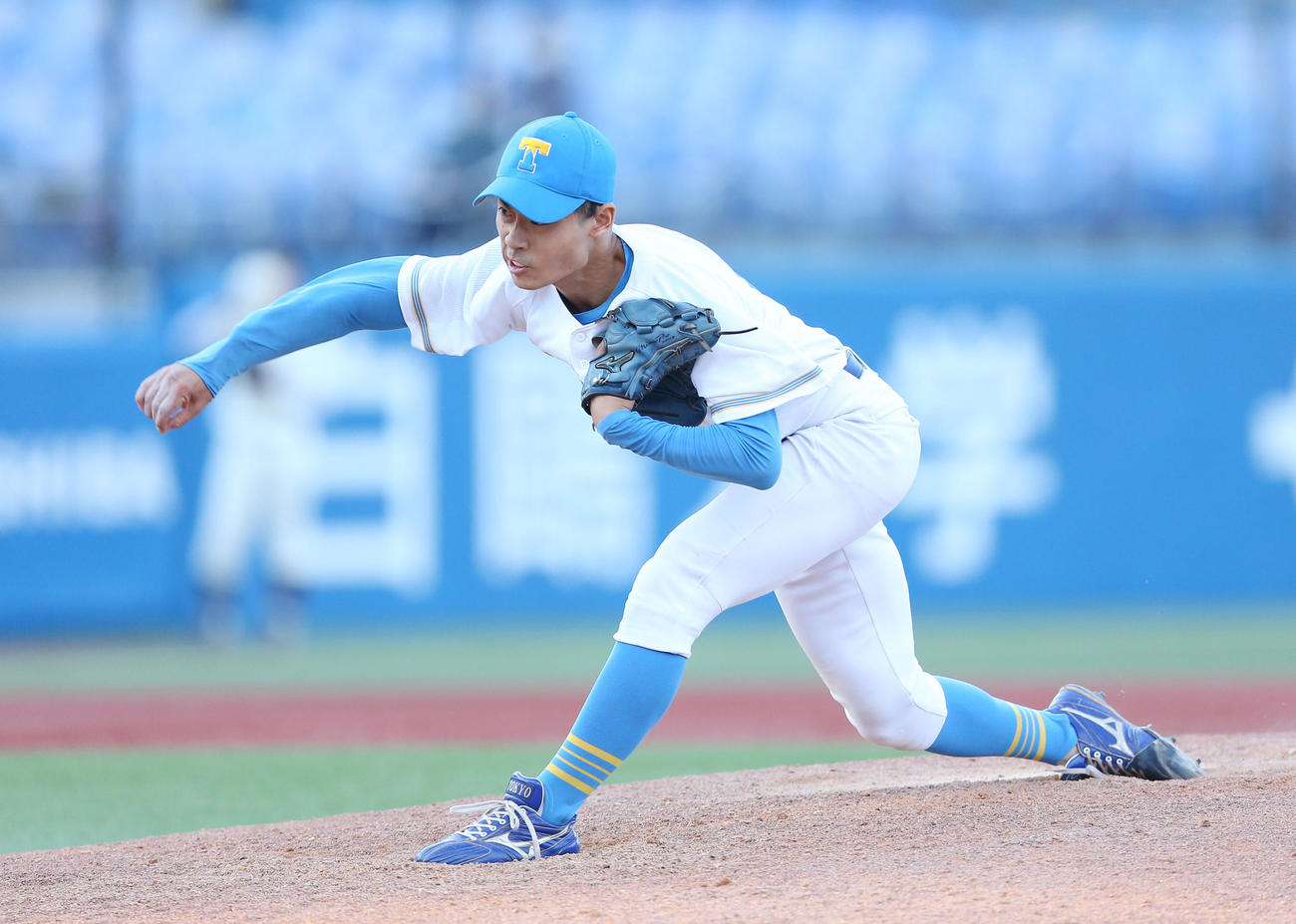 早大対東大　力投する東大3番手の齊藤（撮影・宮地輝）