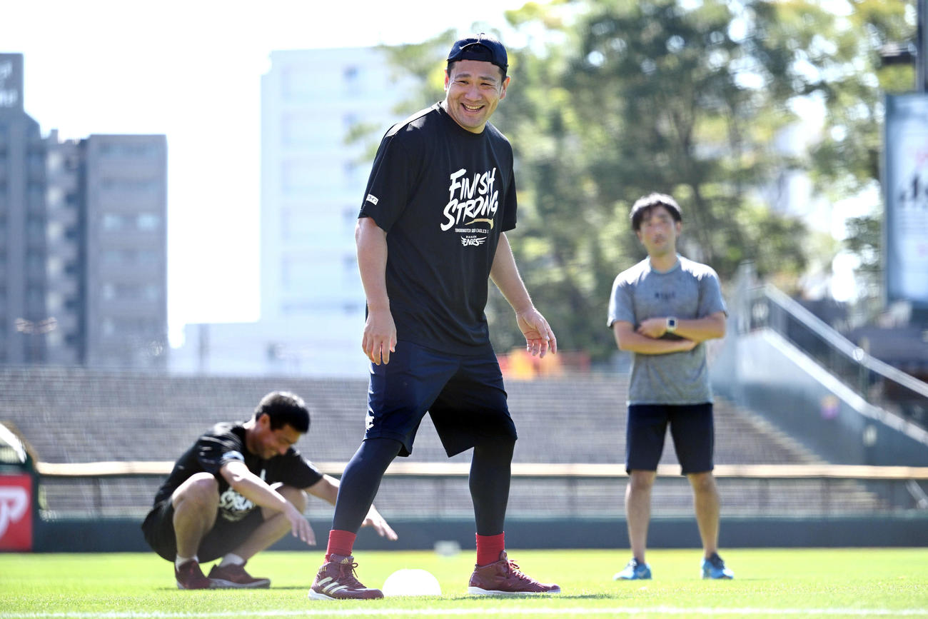 笑顔で調整する楽天田中将（撮影・滝沢徹郎）