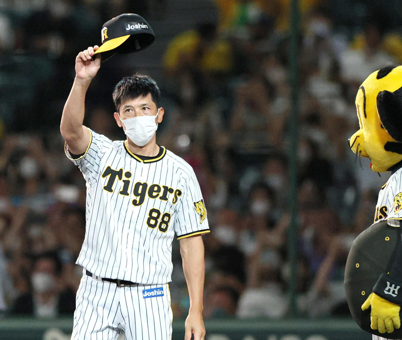 9月7日、ヤクルトに勝利しファンに手を振る阪神矢野監督