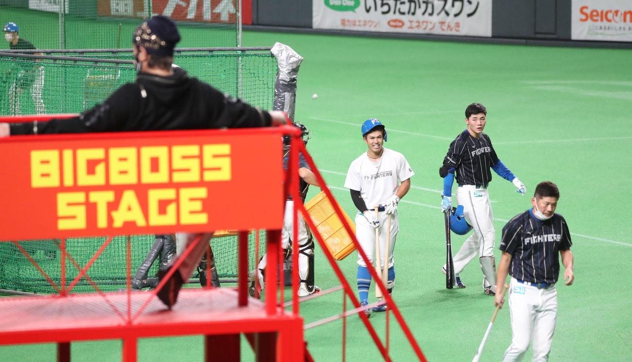 フリー打撃を終え引き揚げる日本ハム清宮（右から2人目）。手前は練習を見つめる新庄監督（撮影・黒川智章）