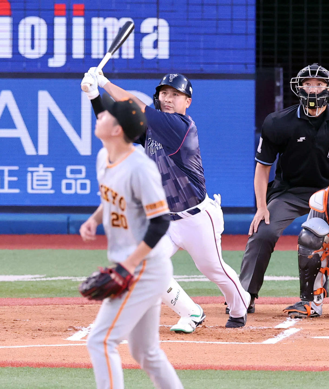 DeNA対巨人　1回裏DeNA2死、佐野は先制ソロ本塁打を放つ。投手戸郷（撮影・浅見桂子）