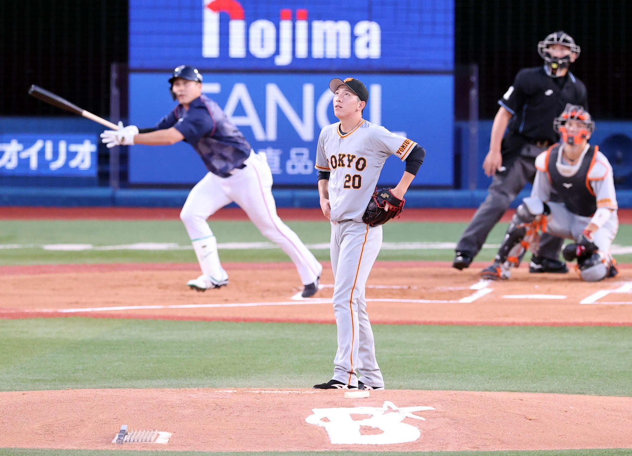 DeNA対巨人　1回裏DeNA2死、佐野に先制ソロ本塁打を許し、ぼう然とする戸郷（撮影・浅見桂子）