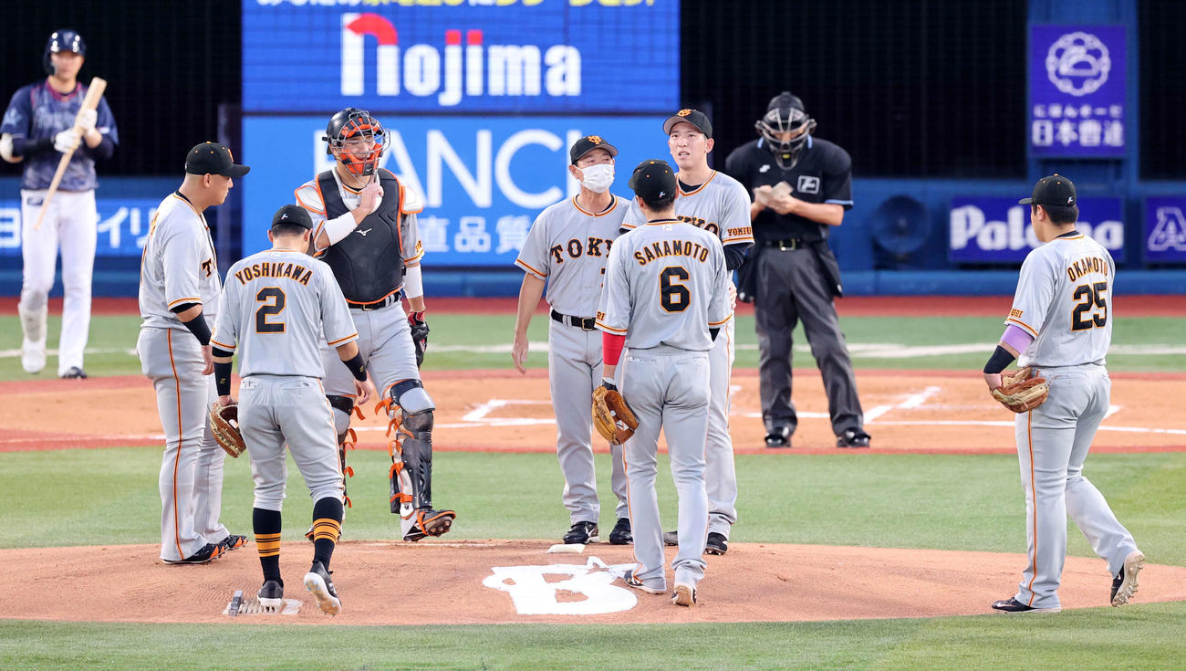 DeNA対巨人　1回裏DeNA2死一塁、ソトに四球を与えた戸郷（中央右）は集まった選手の中で、厳しい表情を見せる（撮影・浅見桂子）