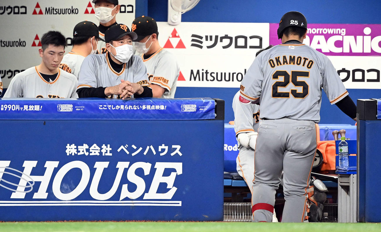 DeNA対巨人　5回表巨人無死、右飛に倒れた岡本和を横目に厳しい表情の原監督（中央）。左は先発の戸郷（撮影・たえ見朱実）