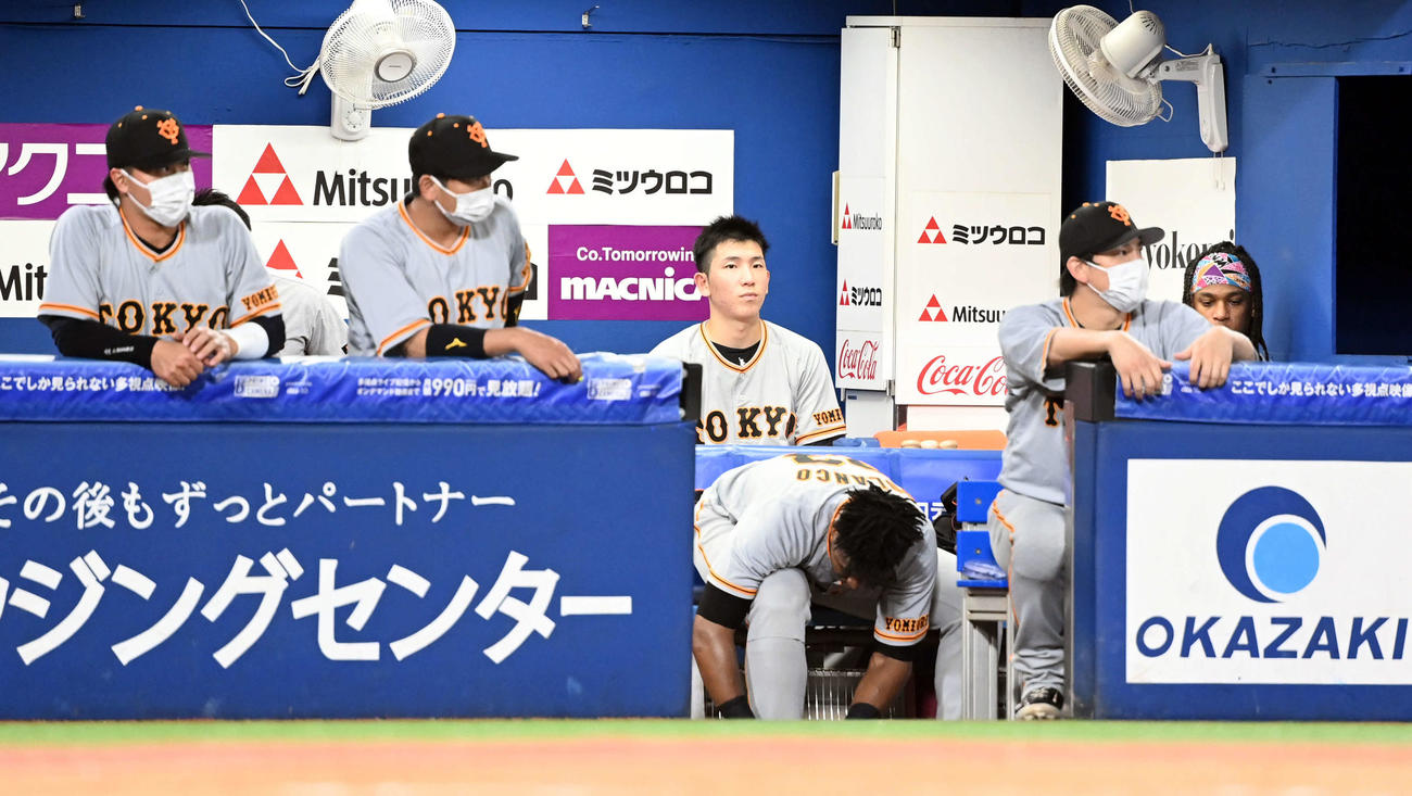 DeNA対巨人　6回表、代打を出され降板となった巨人の先発戸郷（撮影・たえ見朱実）