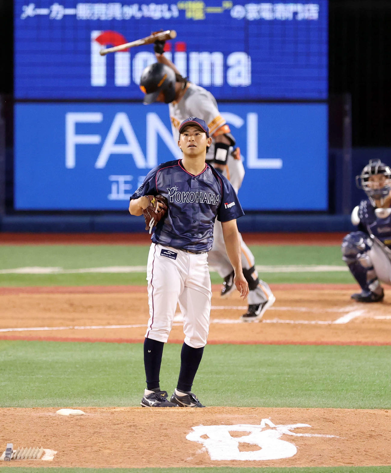 DeNA対巨人　7回表巨人2死一、二塁、ウォーカー（後方）を中飛に仕留めて打球を見つめる今永（撮影・浅見桂子）