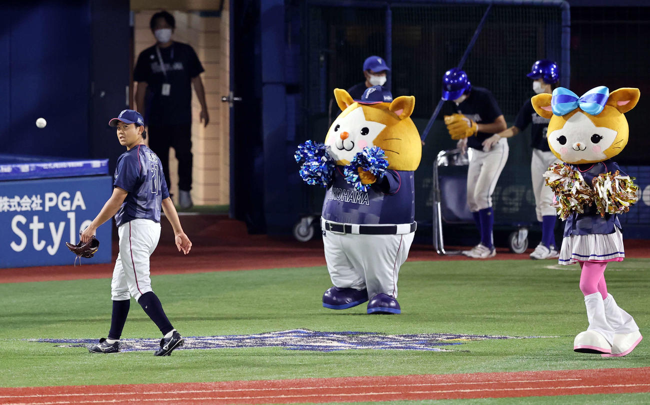 DeNA対巨人　7回表巨人2死一、二塁、ウォーカーを中飛に仕留めた今永は、マスコットの拍手の中、ベンチに引き揚げる（撮影・浅見桂子）