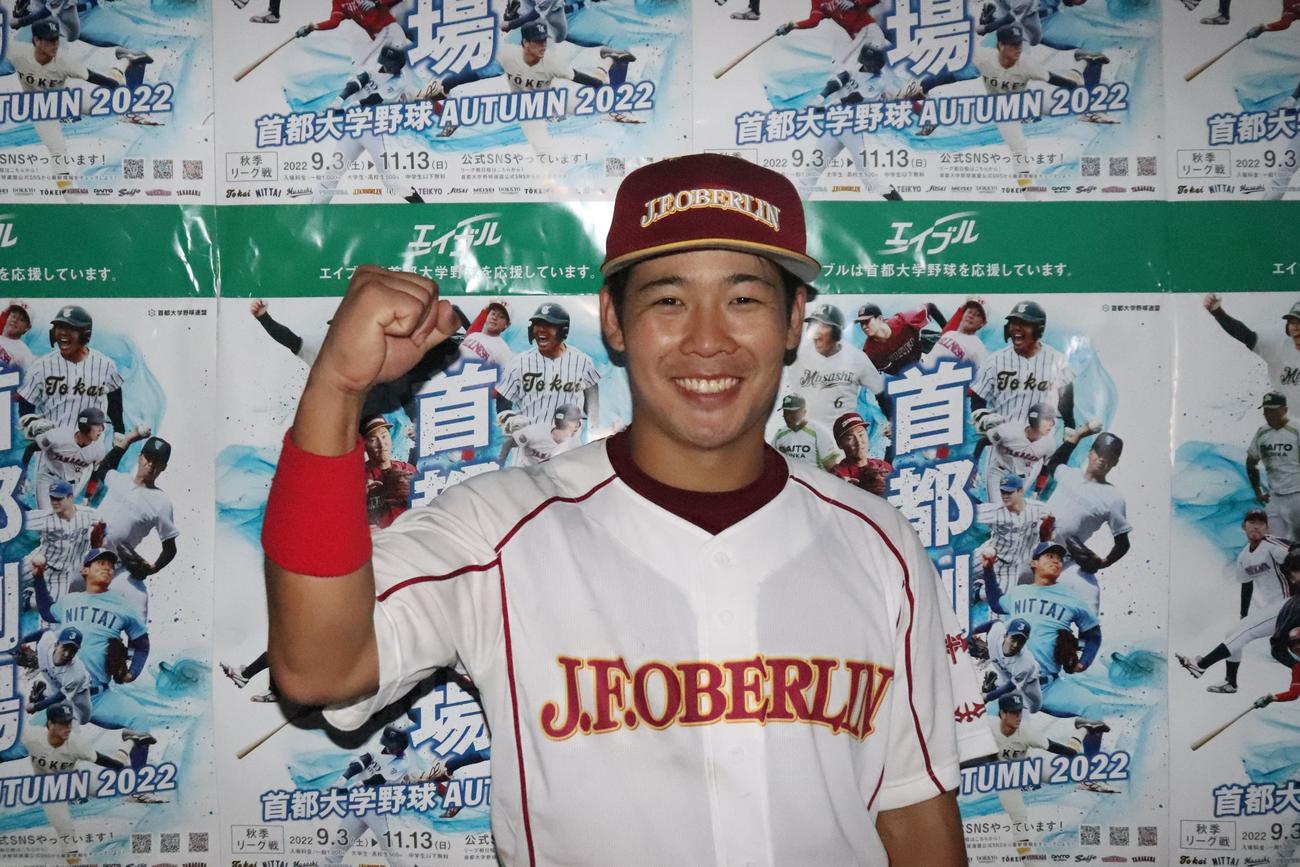 桜美林大対東海大　殊勲打を放った桜美林大・森田拓斗は、力強くガッツポーズをみせた（撮影・阿部泰斉）