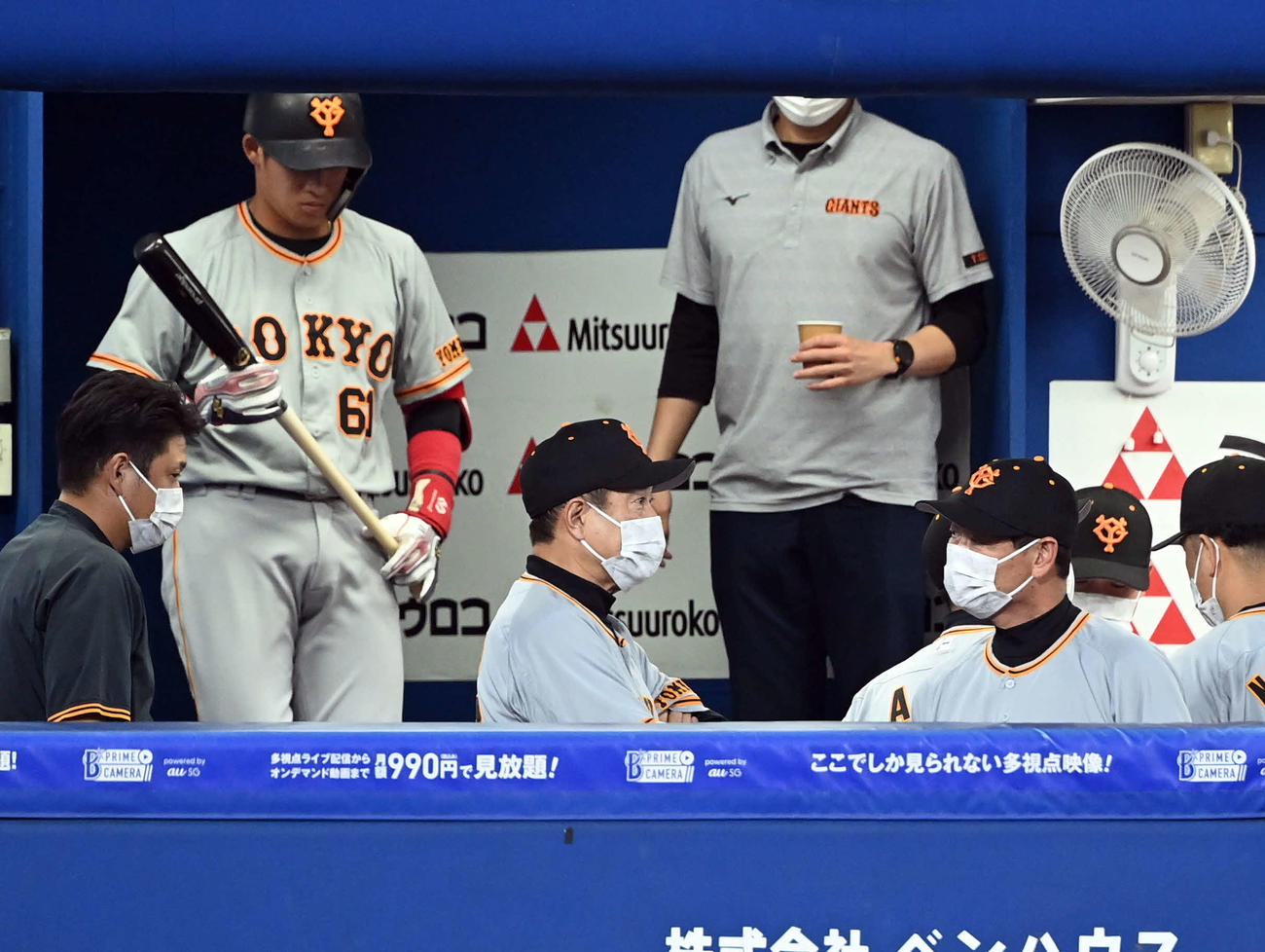 DeNA対巨人　6回表、桑田投手チーフコーチ（右）と話をする巨人原監督（撮影・たえ見朱実）