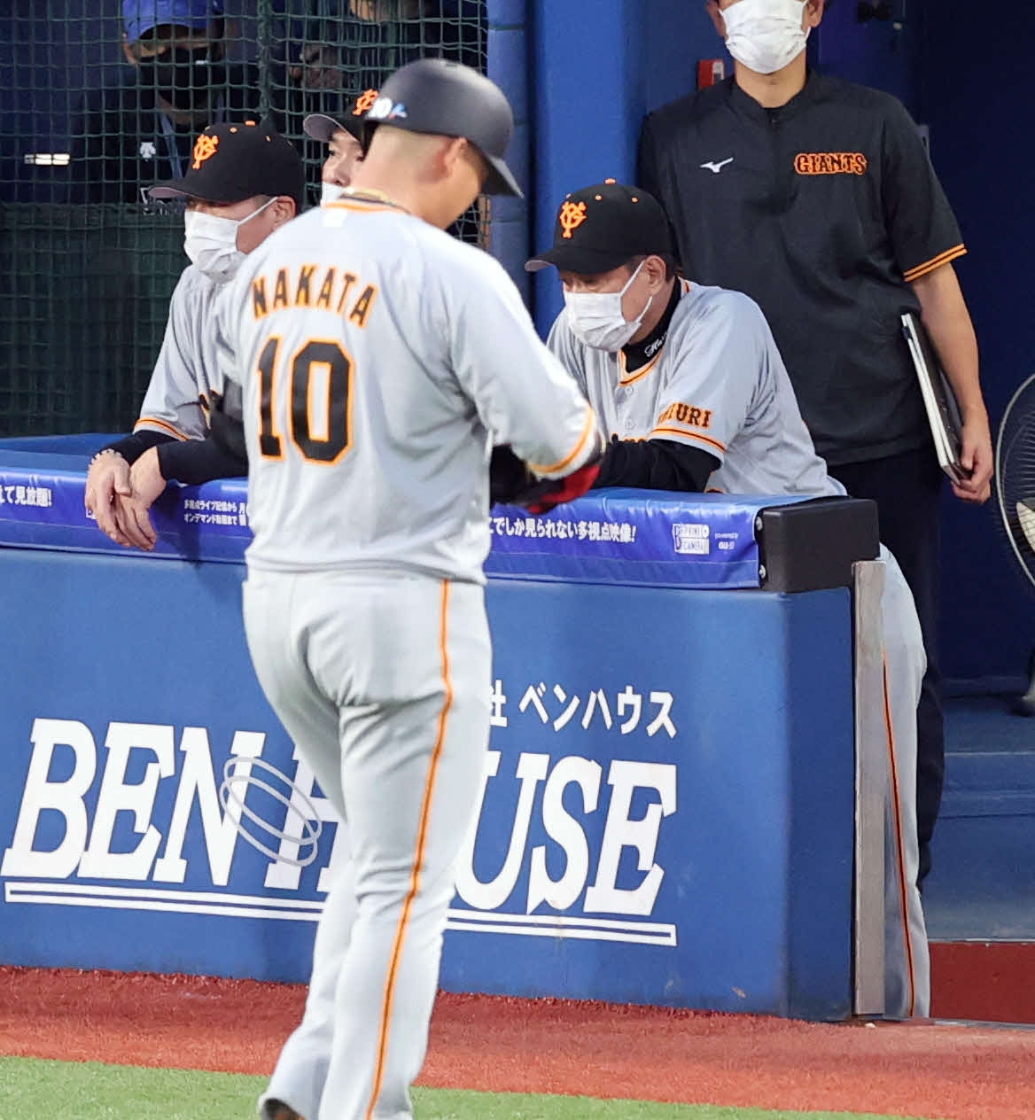 DeNA対巨人　2回表巨人無死、中田は右飛に倒れ、うつむく原監督（右）（撮影・浅見桂子）