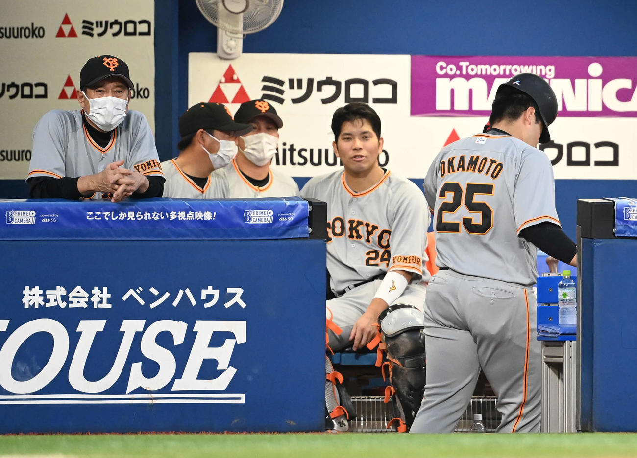 DeNA対巨人　2回表巨人1死、三飛に倒れてベンチに戻った岡本和（右）の横で厳しい表情の原監督（左端）（撮影・たえ見朱実）