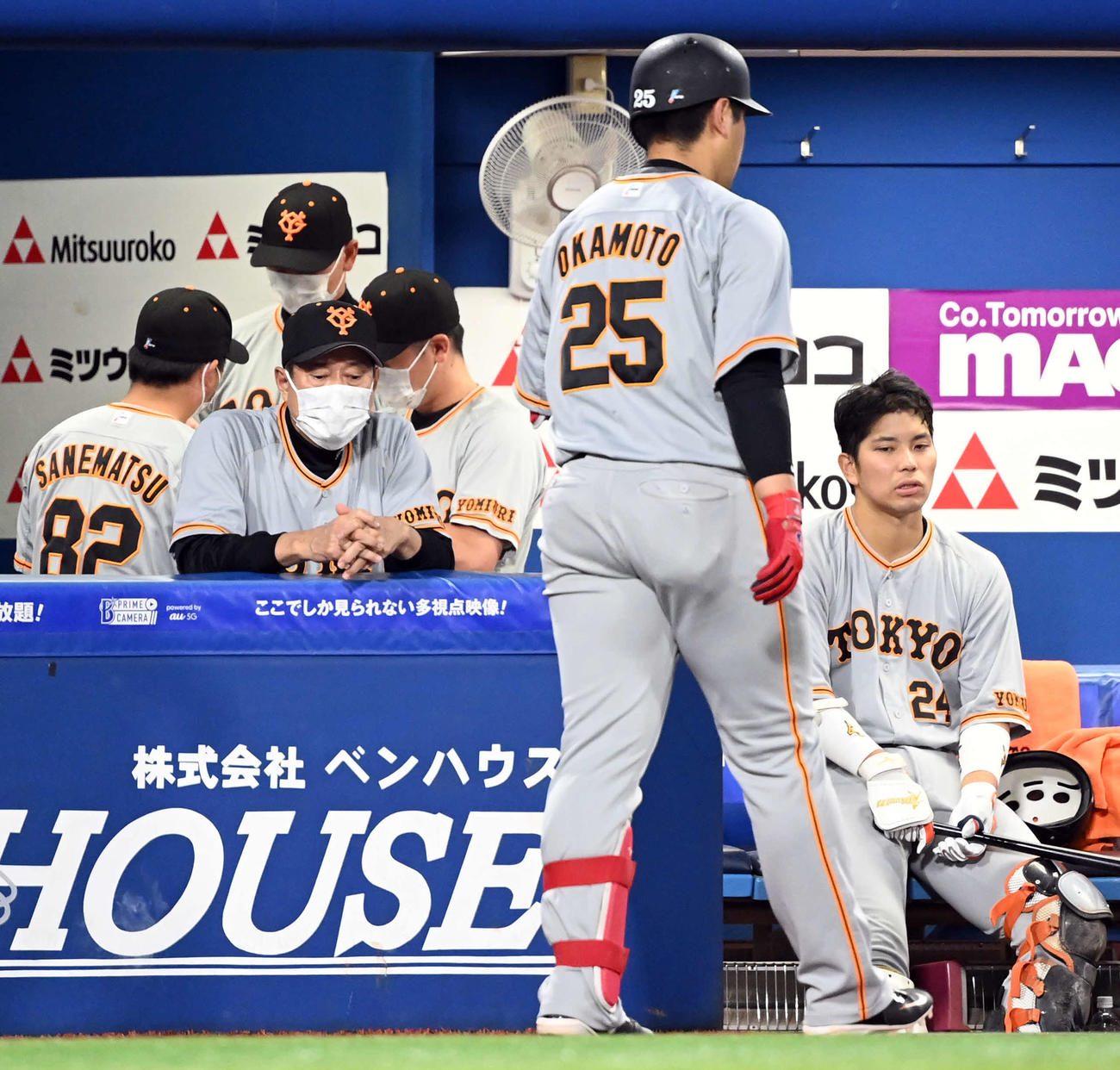 DeNA対巨人　5回表巨人無死、右飛に倒れた岡本和を横目に厳しい表情の原監督（撮影・たえ見朱実）