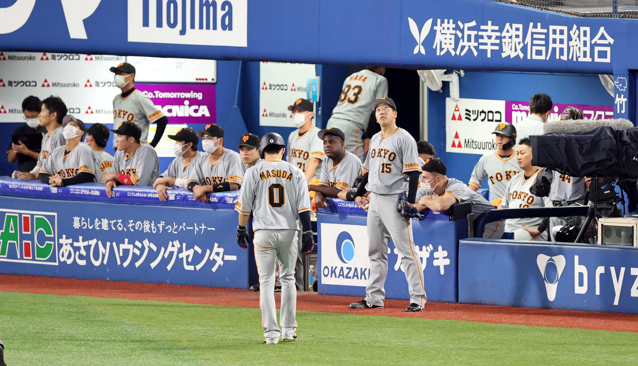 DeNA対巨人　9回表巨人1死一、二塁、岡本和が三直併殺に倒れて敗れ、早々に引き揚げる原監督（中央）。手前は悔しそうな大勢（撮影・浅見桂子）
