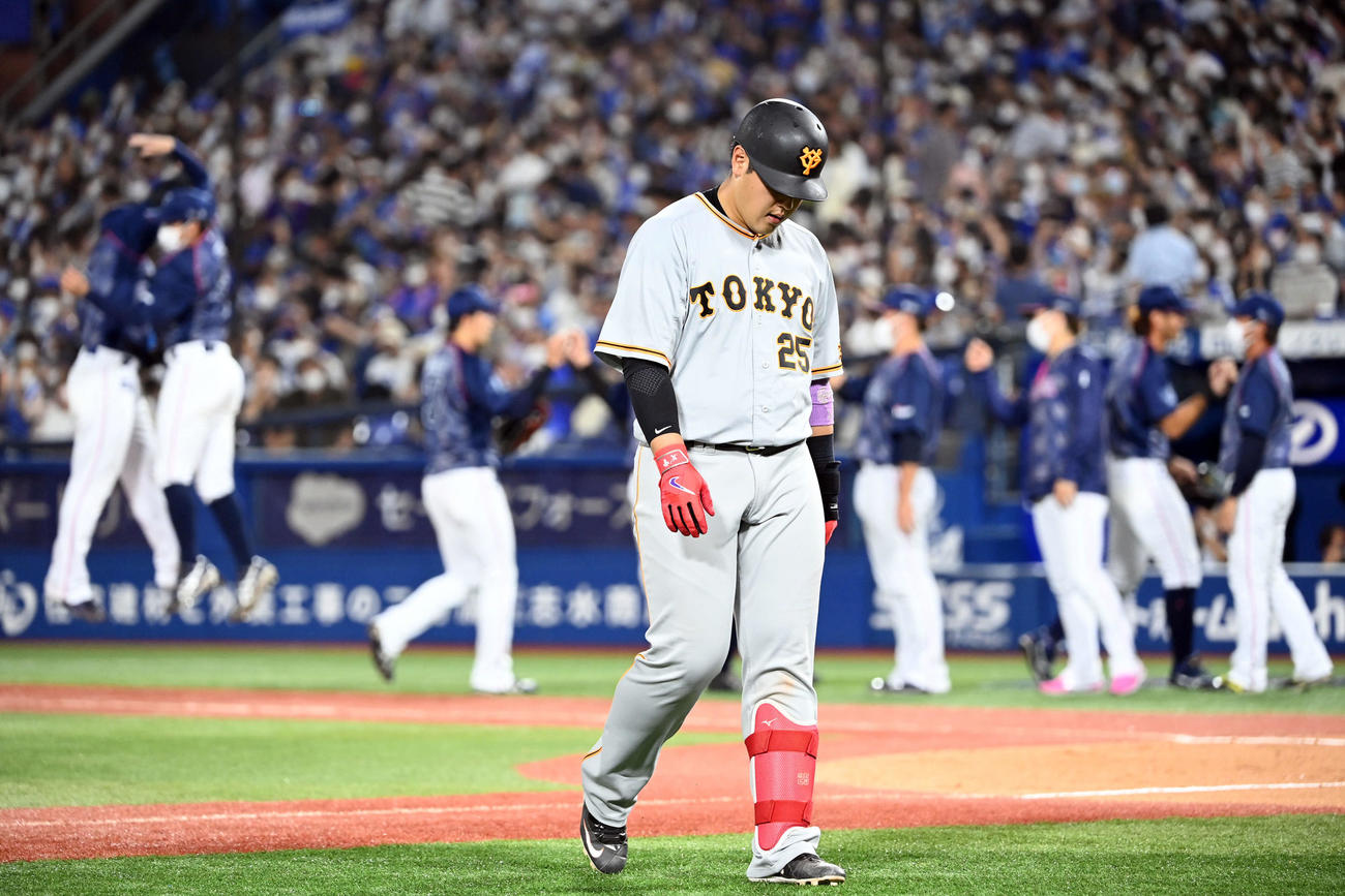 DeNA対巨人　DeNAに完封負けを喫してCS進出を逃し、肩を落として引き揚げる巨人岡本和（撮影・たえ見朱実）