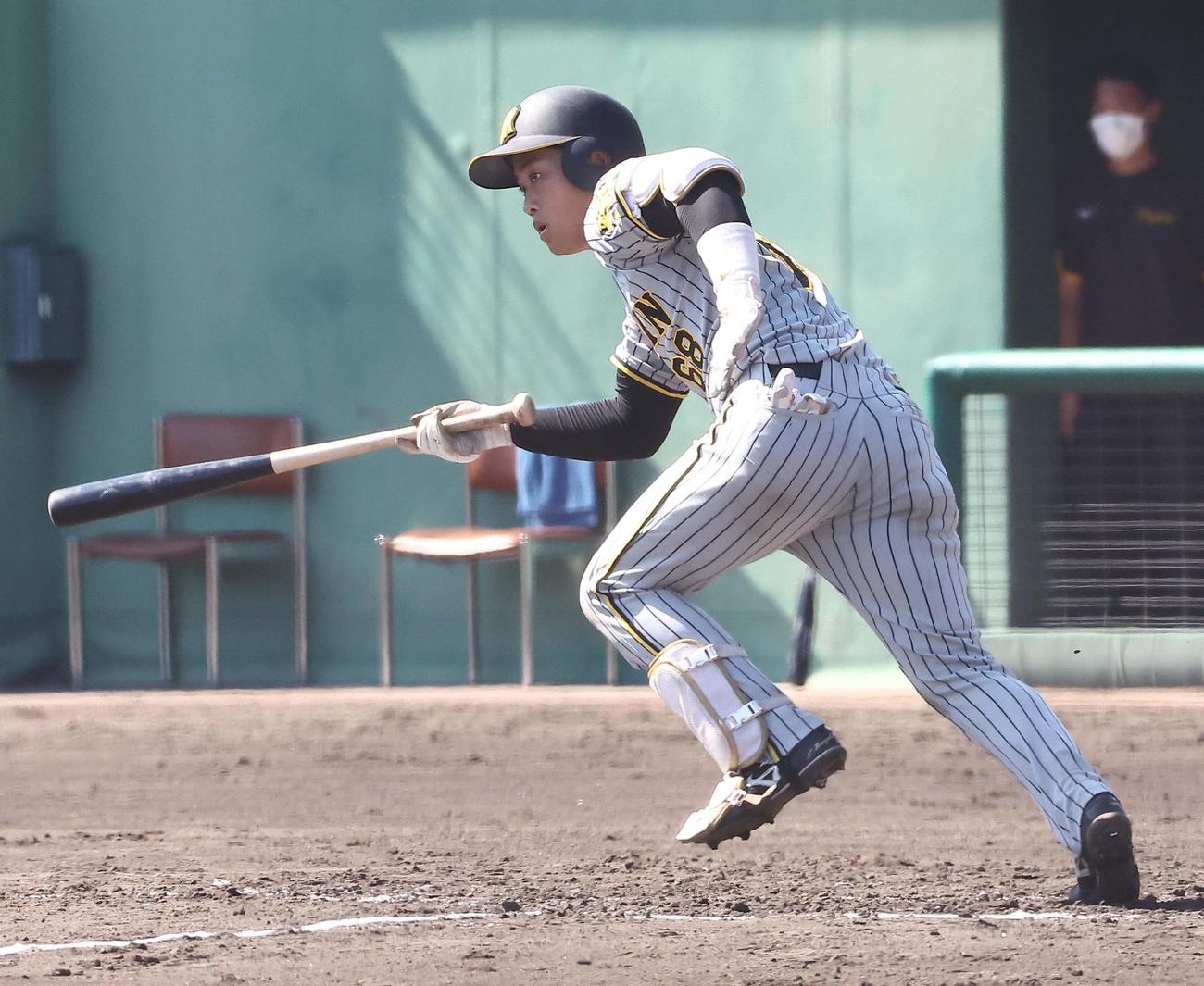 広島対阪神　4回表阪神2死一塁、中川は左前打を放つ（撮影・上田博志）