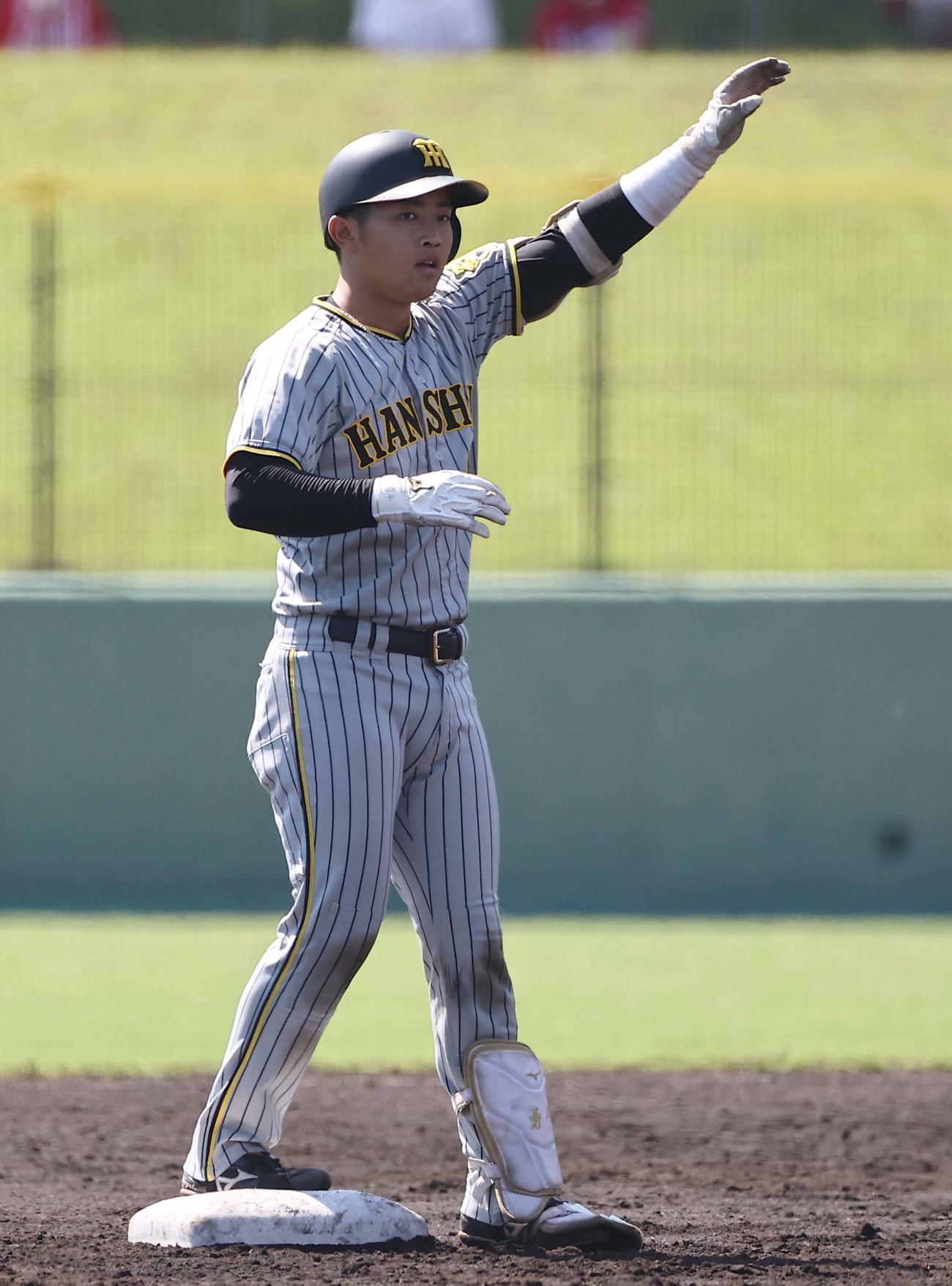 広島対阪神　2回表阪神1死一、三塁、右に先制適時二塁打を放った中川（撮影・上田博志）
