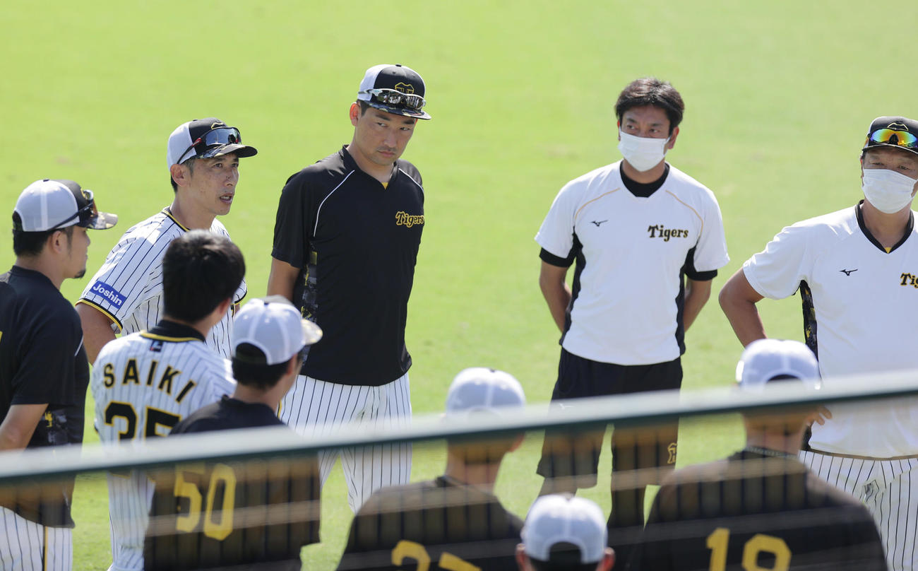 投手陣の円陣で話す阪神矢野監督（左から2人目）（撮影・前田充）