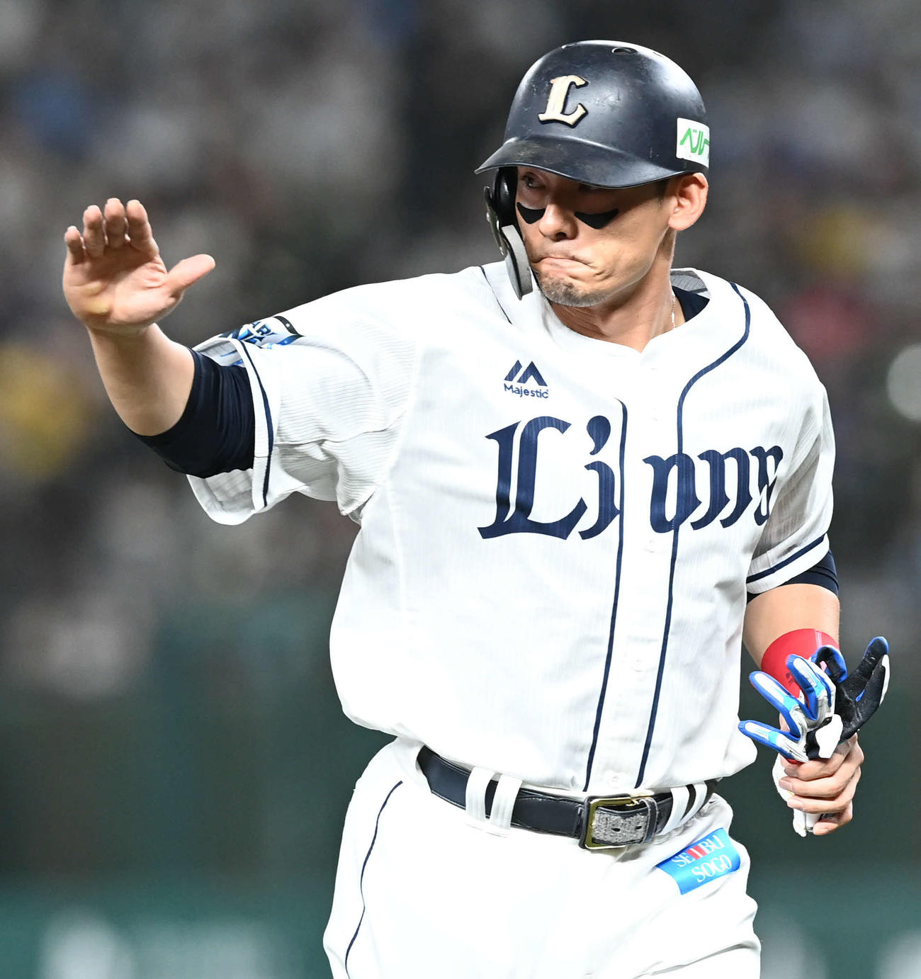 西武対ソフトバンク　4回に先制適時打を放った西武栗山は祝福に反応しながらベンチに戻る（撮影・山崎安昭）