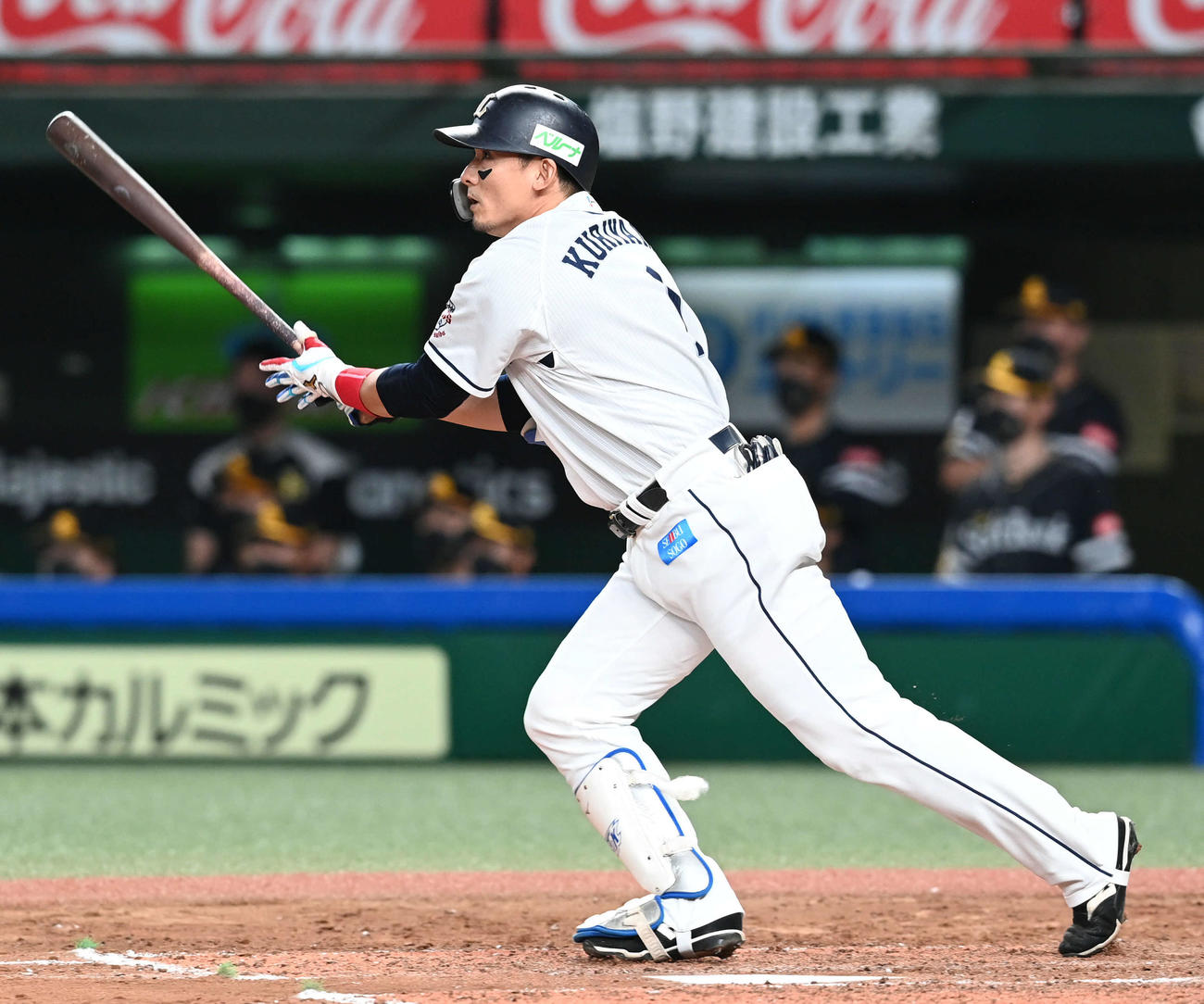 西武対ソフトバンク　4回裏西武1死満塁、栗山は中前適時打を放つ（撮影・山崎安昭）