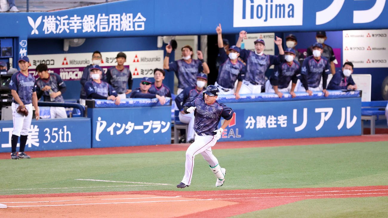 DeNA対巨人　1回裏DeNA2死、佐野は先制ソロ本塁打を放ち、喜ぶベンチを背に走る（撮影・浅見桂子）